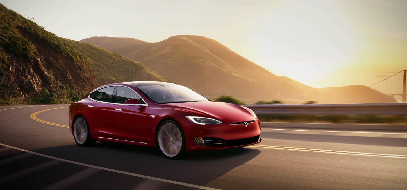 Passend in "racing red": Das neue Model S Plaid + gehört zu den schnellsten E-Autos auf dem Markt. © Tesla 