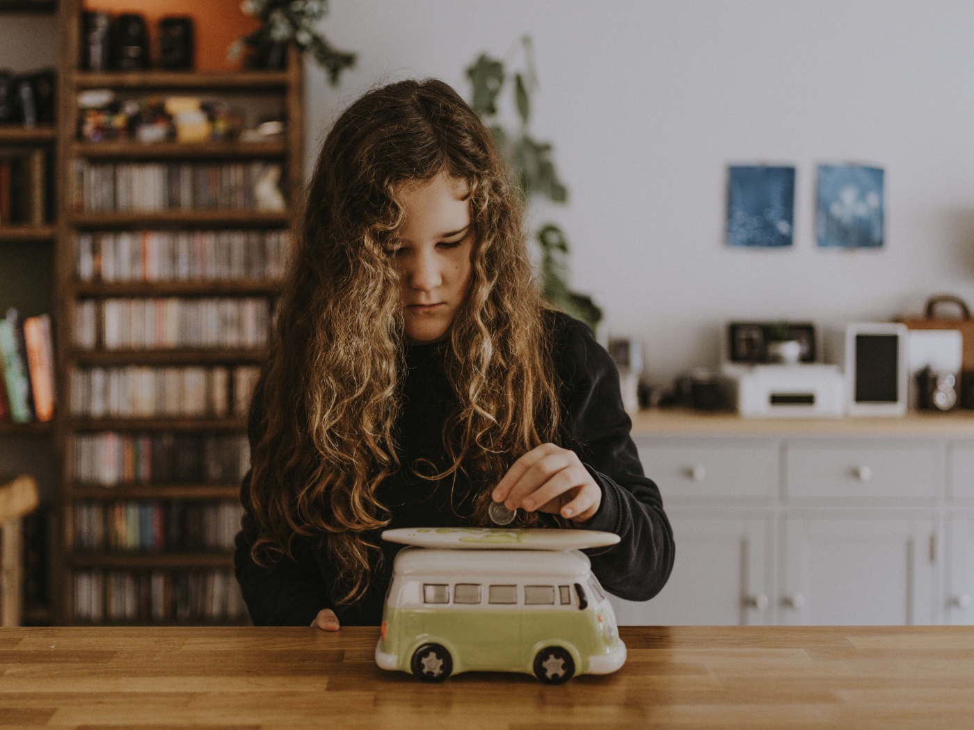 Bei der Anschaffung eines neuen Fahrzeugs wandert der Blick für gewöhnlich zuerst Richtung Preis - das gilt auch für E-Autos. © Annie Spratt on Unsplash 