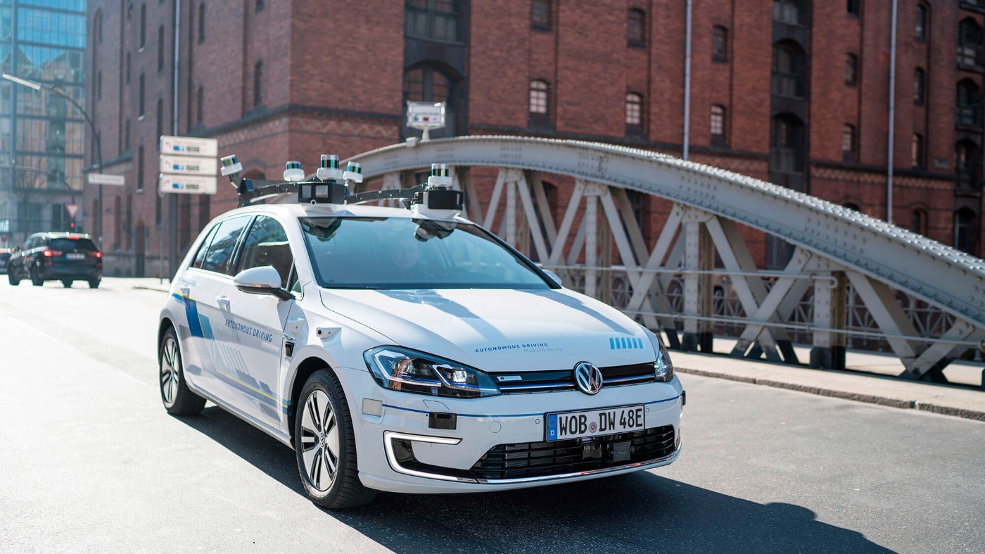 Hersteller wie Volkswagen schicken Testfahrzeuge mit neuer Sensorik für das autonome Fahren auf die Straße. © Volkswagen 