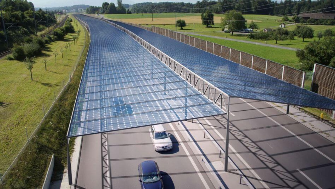Whether flexible or transparent, on the roof of a car or above it - organic solar cells bring many new application possibilities. © LABOR3 Architektur 