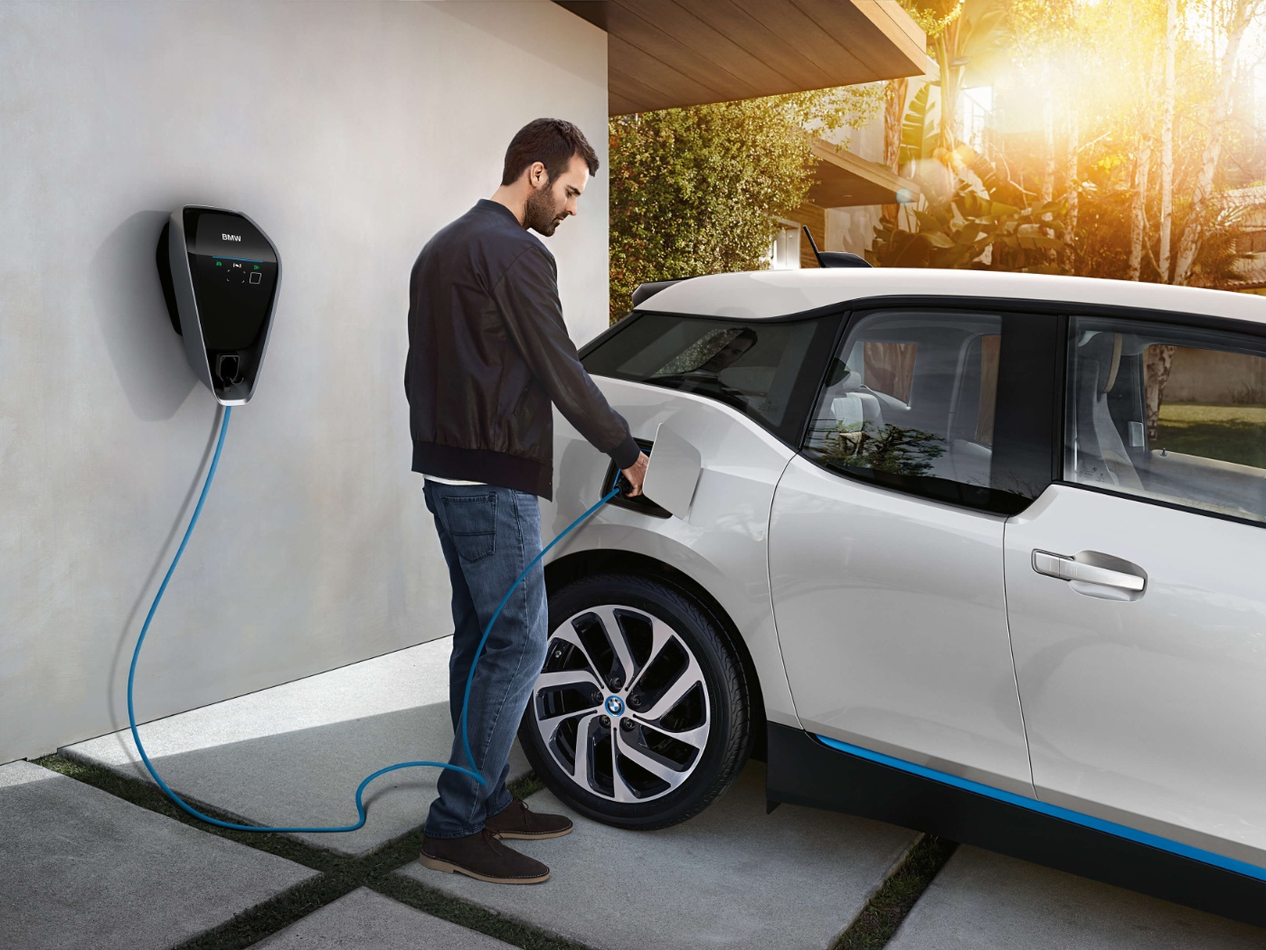 Die sicherste Art, zuhause das Auto zu laden: mit einer vom Fachmann installierten Wallbox © BMW 
