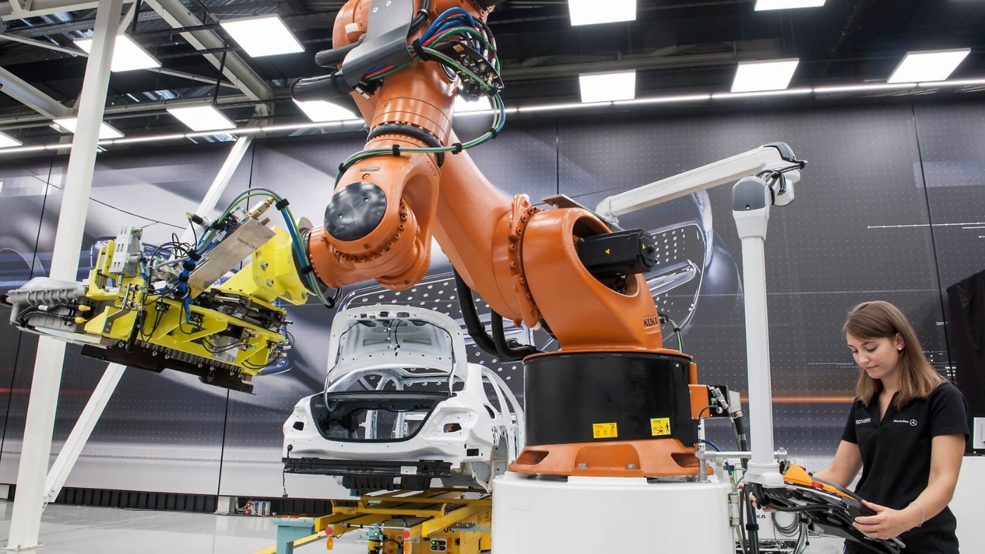 Mensch und Maschine sollen künftig noch enger zusammenarbeiten. © Daimler 