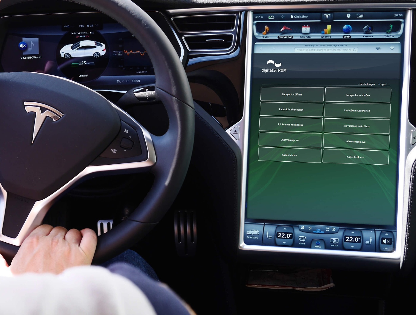 Some smart home applications could already be controlled via browser in Tesla cars in 2015. © digitalSTROM 