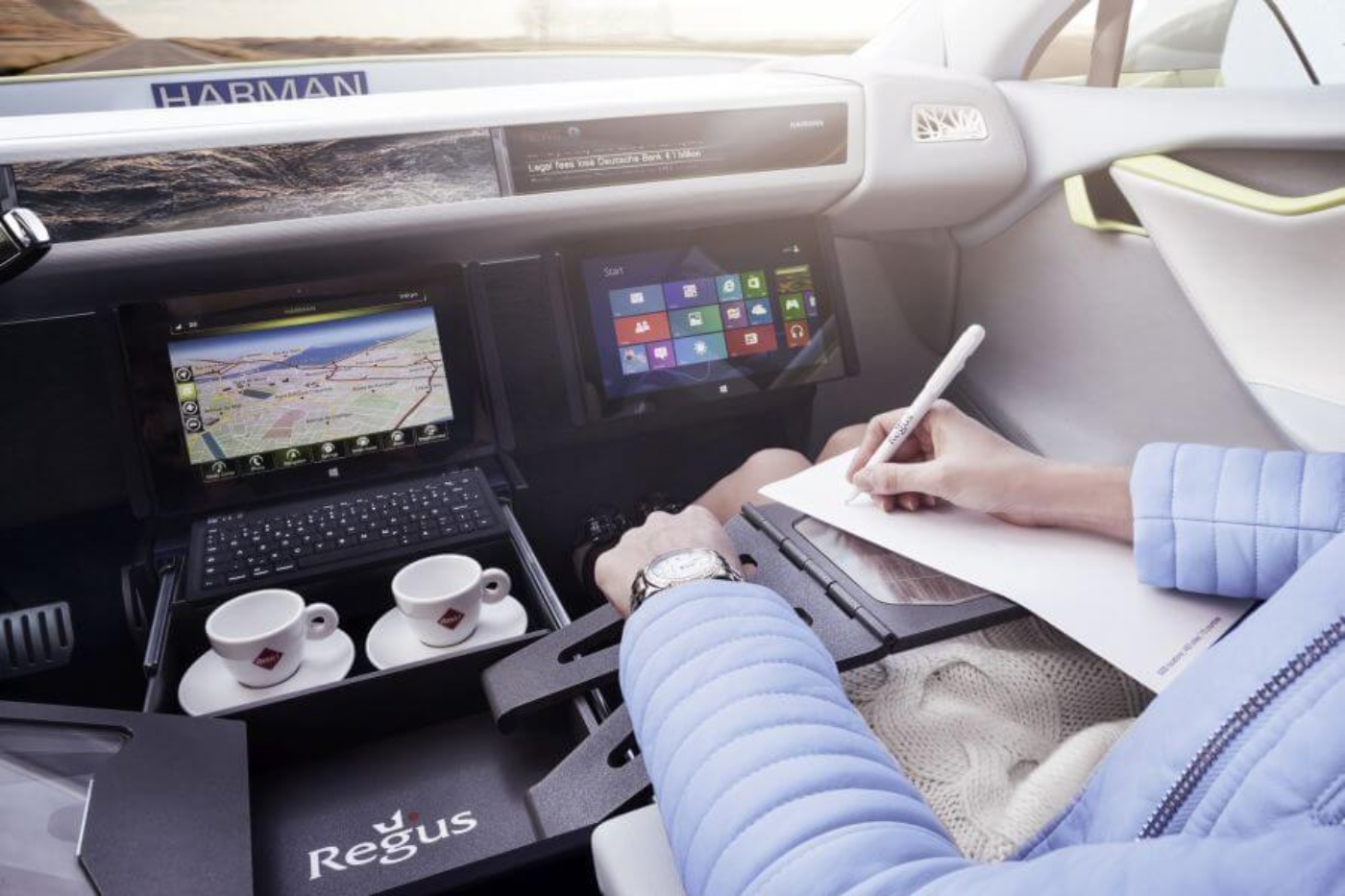 Ein Kaffee in der Mittelkonsole, vor der Nase ein Touchpad – die Zeit während der Fahrt lässt sich auch anders nutzen als mit Gasgeben, Bremsen und Lenken © Rinspeed 