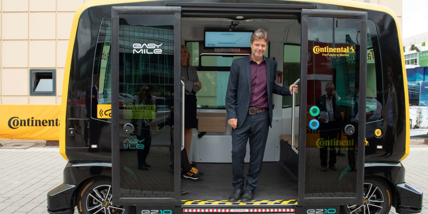 Robert Habeck in the driverless robo-taxi at the IAA 2019 – Copyright: Continental AG 