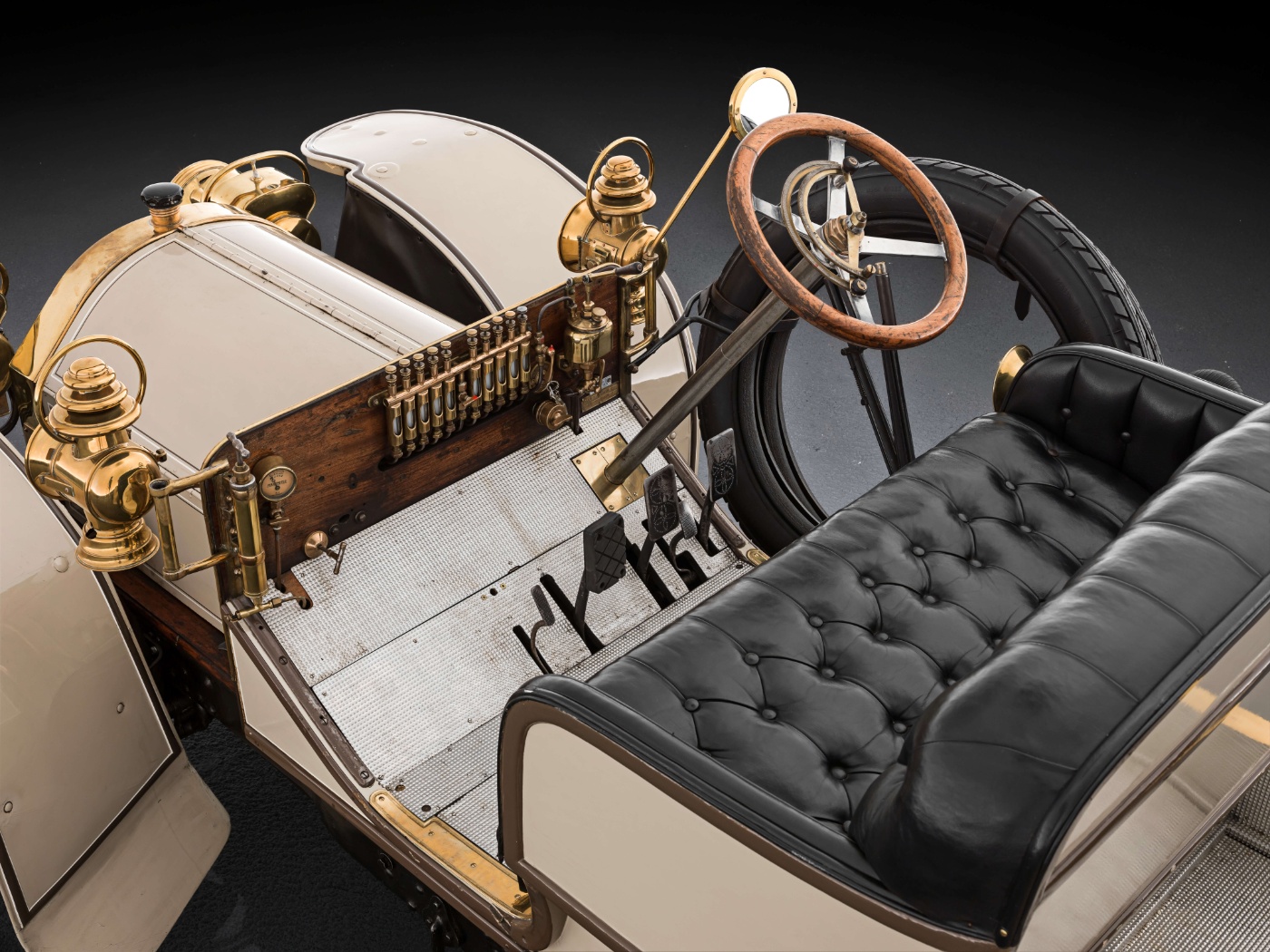 1902: Die Mercedes-Simplex Modellen kamen mit schräg gestellter Lenksäule und zusätzlichen Hebel am Lenkrad für die Zündung. © Daimler AG 