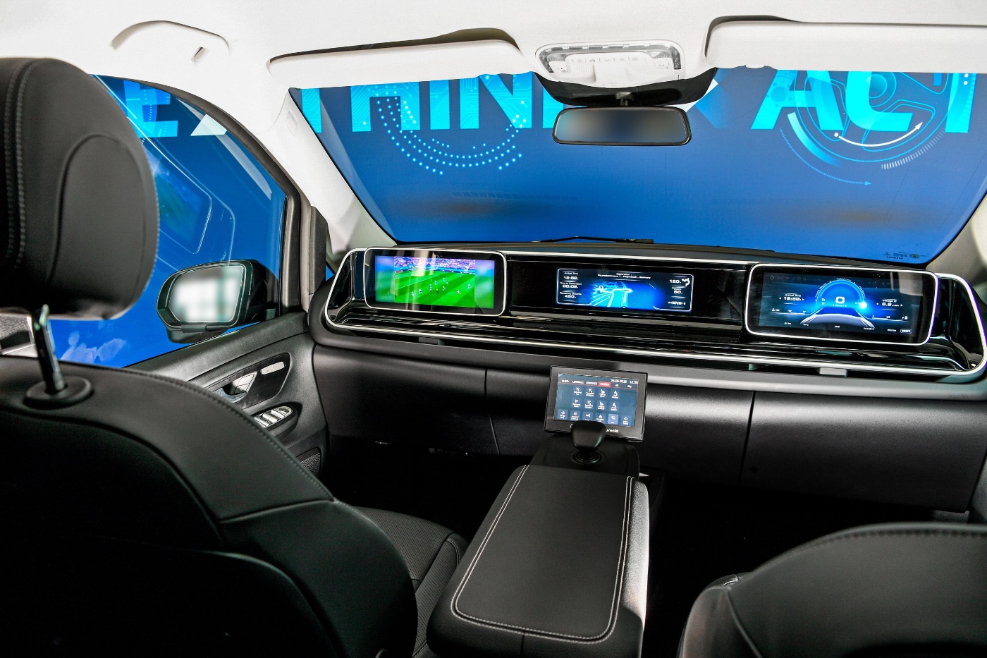 Das „Trendsetting Cockpit“ von ZF: Mit Joystik und Display-dominiertem Bedien- und Anzeigenkonzept entsteht ein völlig neues Innenraumgefühl. © ZF Friedrichshafen AG 