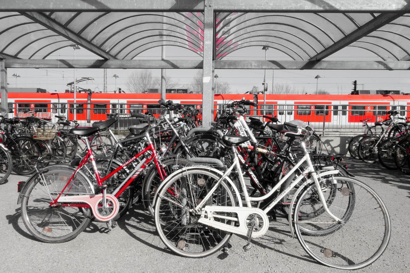 Mit dem Fahrrad zum Bahnhof: Für Kommunen sind mikromobile Lösungen eine Chance nutzen, um den ÖPNV zu stärken. Foto © stux / pixabay 