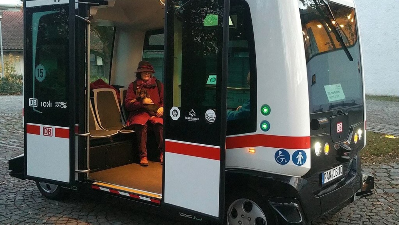 Seniorin im autonomen Bus