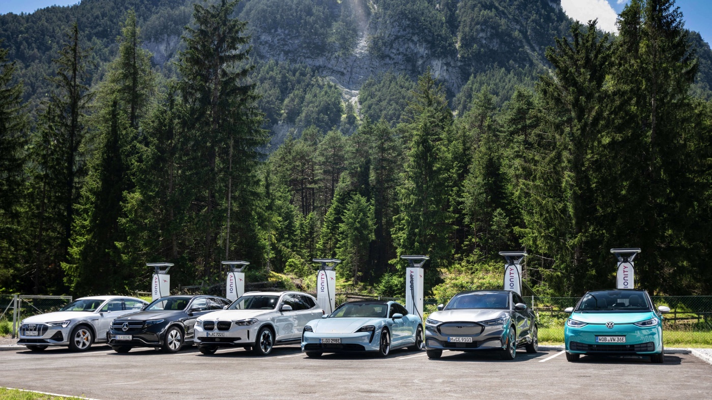 Elektroautos vor Bergkulisse