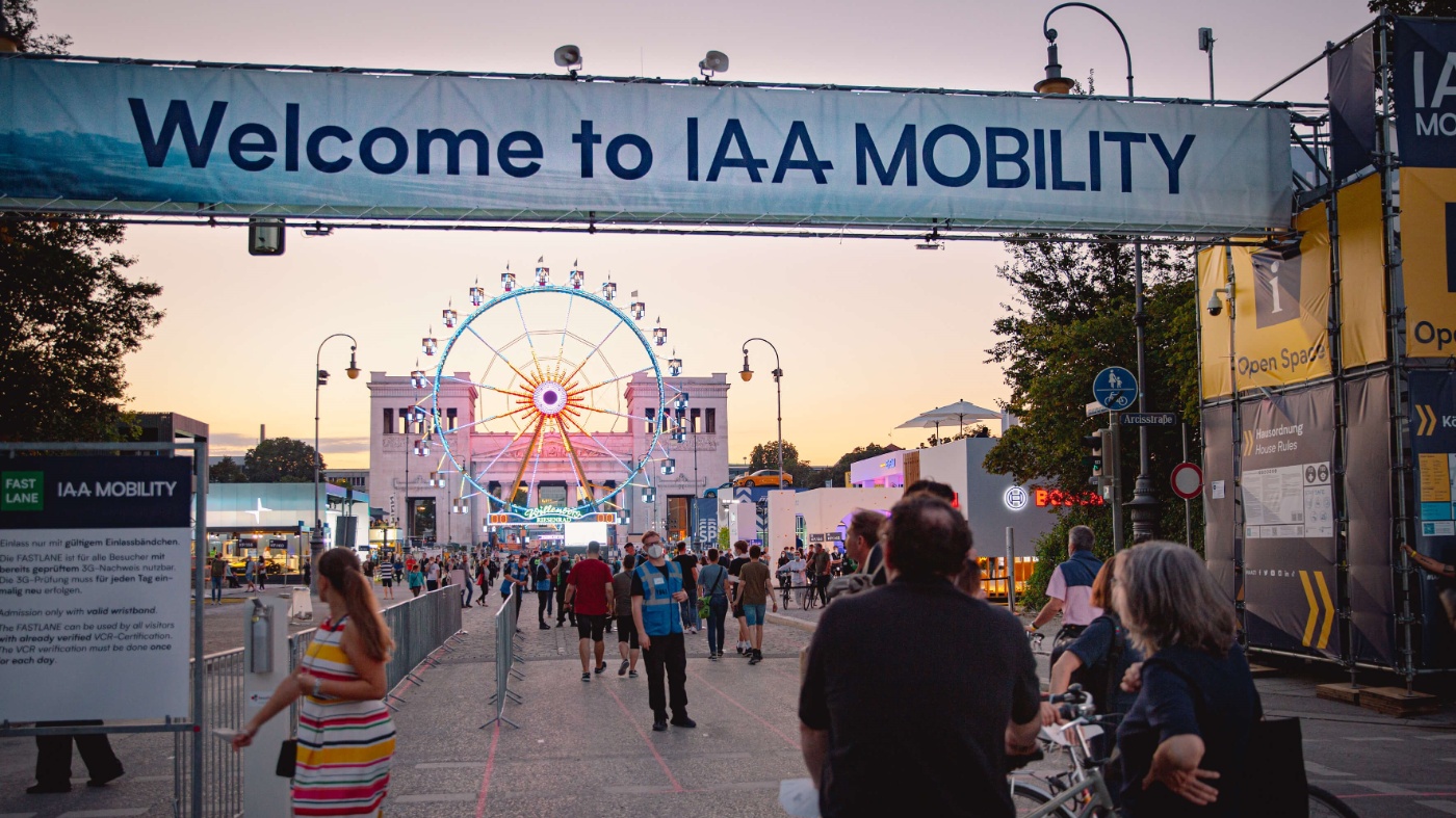 Blick auf das Gelände der IAA MOBILITY am Abend