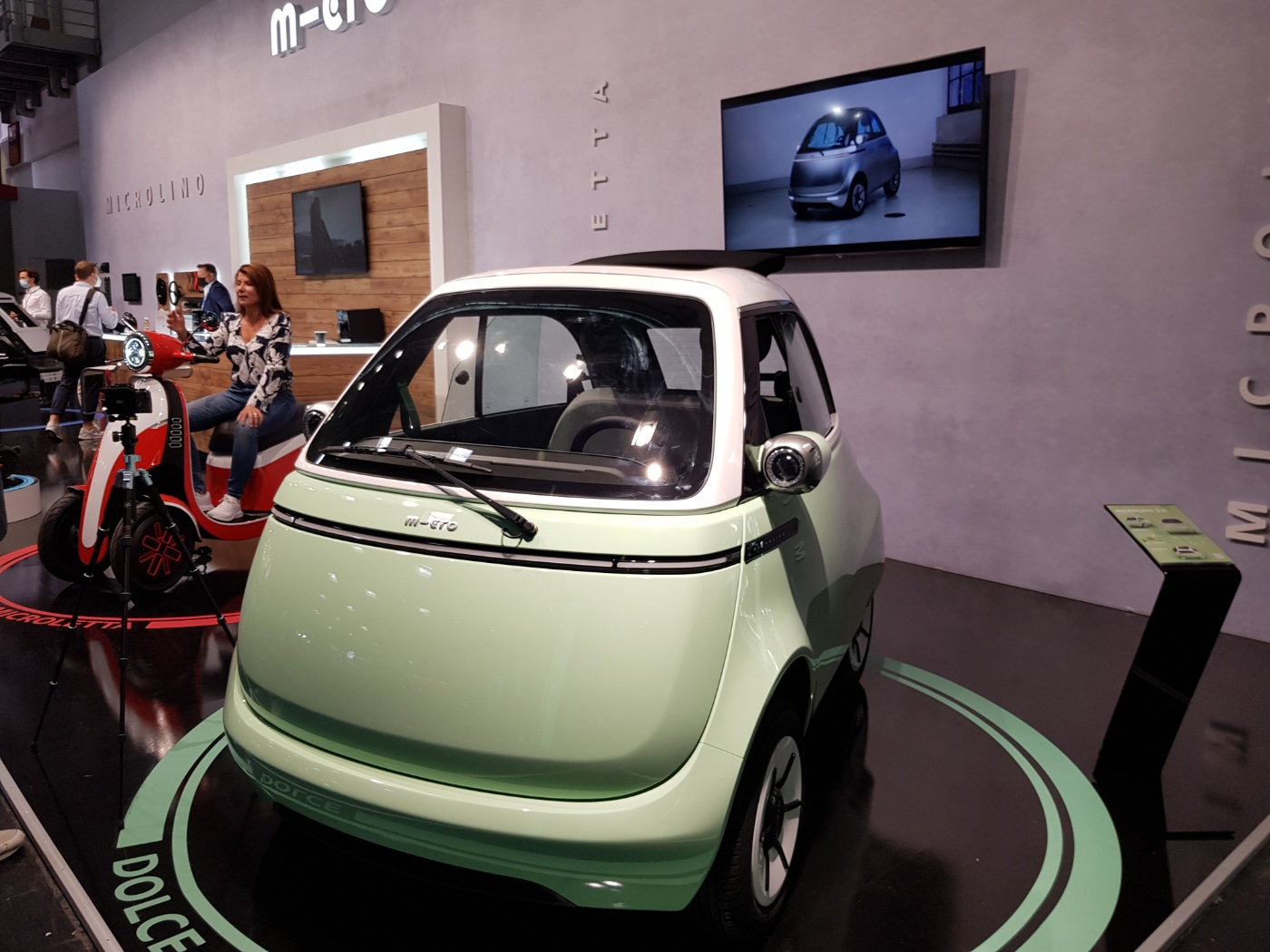 Another real eye-catcher at the IAA MOBILITY 2021 was the Microlino 2.0, which is reminiscent of BMW's Isetta scooter from the 1950s. Designed for two people, the 90 km/h microcar offers an amazingly good sense of space for two people and is said to have a range of up to 230 kilometres. This is what makes microcars fun, according to the feedback of many stand visitors.