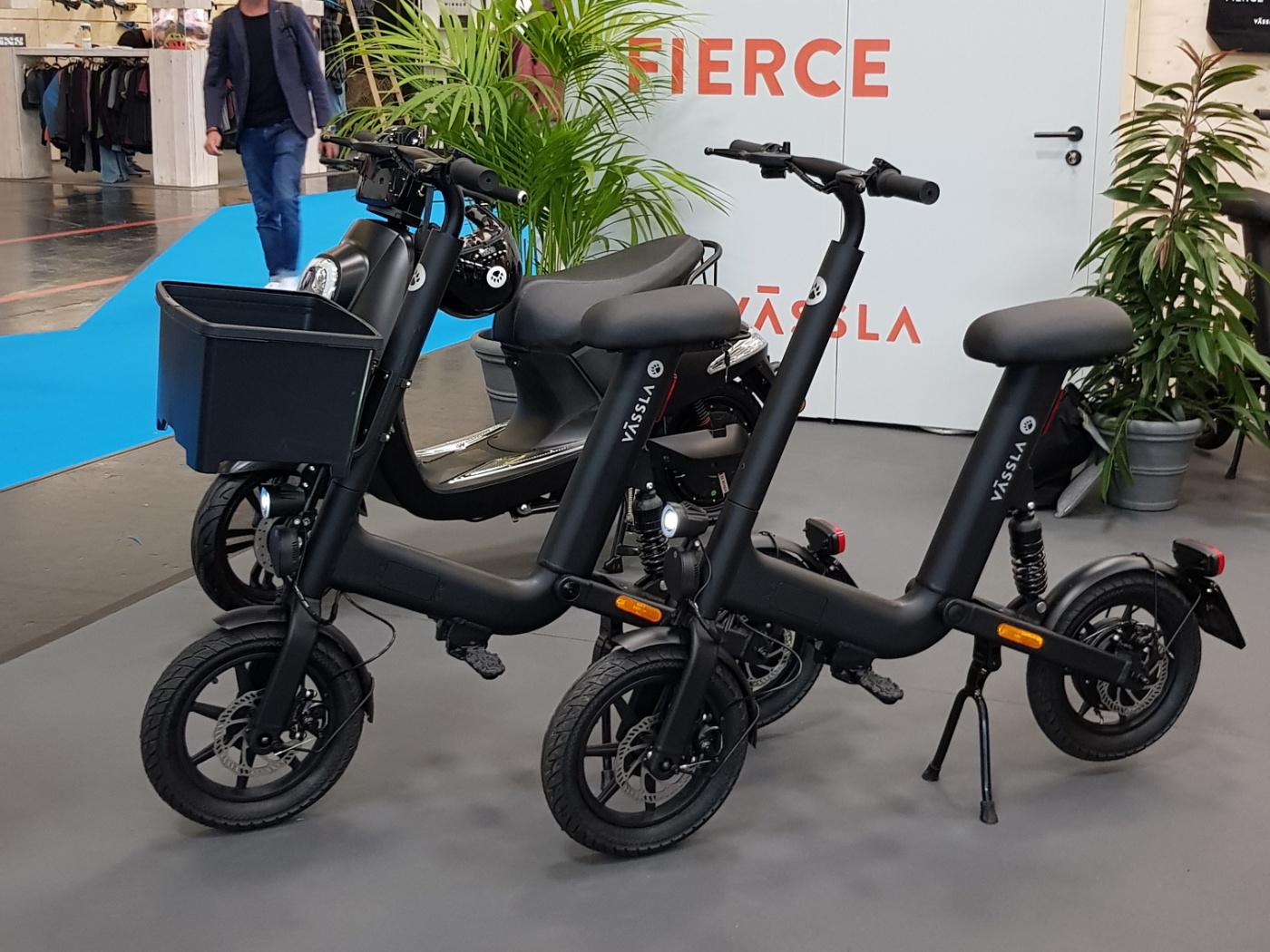 The company Vässla Micromobility says it is the market leader in the e-mobility sector in its home country of Sweden. The Vässla bike is a cross between an e-scooter and an e-bike and is supposed to combine the advantages of both vehicle classes. The Vässla 2 e-scooter has a more classical background. It is 45 km/h fast and has a maximum range of 120 km.