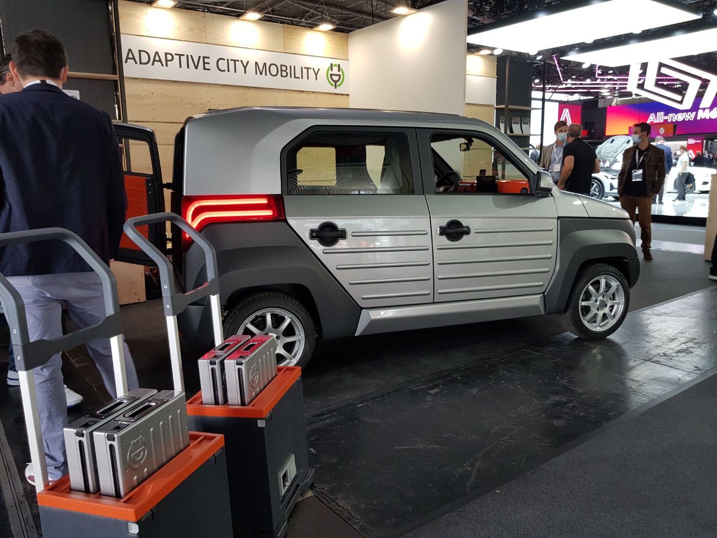 The spacious Mircrocar ACM City One has a modular interior with up to four seats and a range of up to 240 kilometers. Four exchangeable batteries are stowed under the boot and can be transported with the handcart. The prototype at the IAA MOBILITY came with a high-resolution LED panel as advertising space in the rear.
