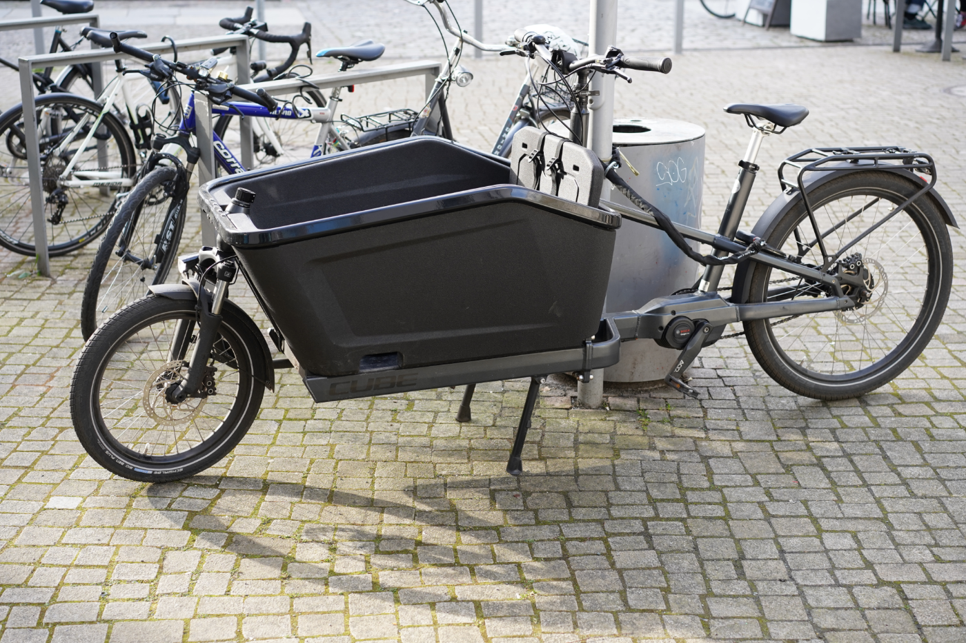 Ein Lastenrad am Fahrradständer