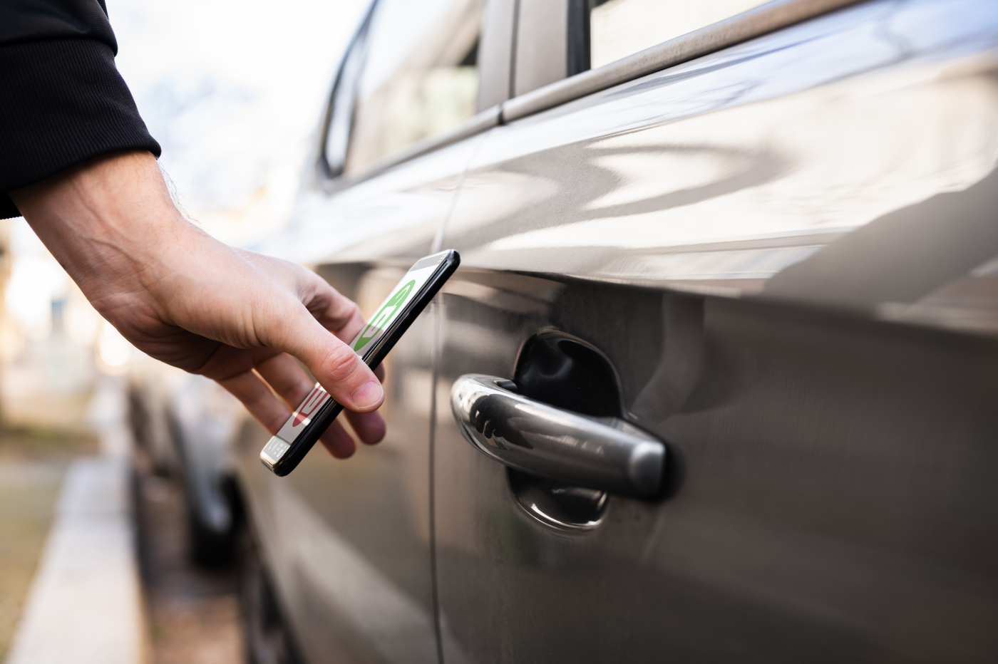 Türgriff eines Autos wird mit Smartphone geöffnet