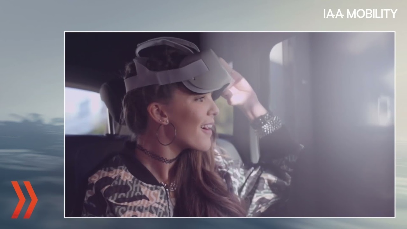 Frau im Auto nutzt VR-Brille