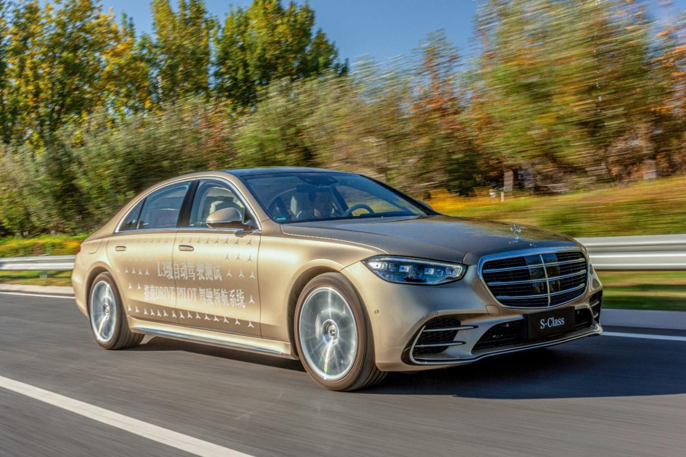Mercedes-Benz erhält offizielle Genehmigung zum Testen hochautomatisierter Fahrsysteme (Level 3) in Peking.