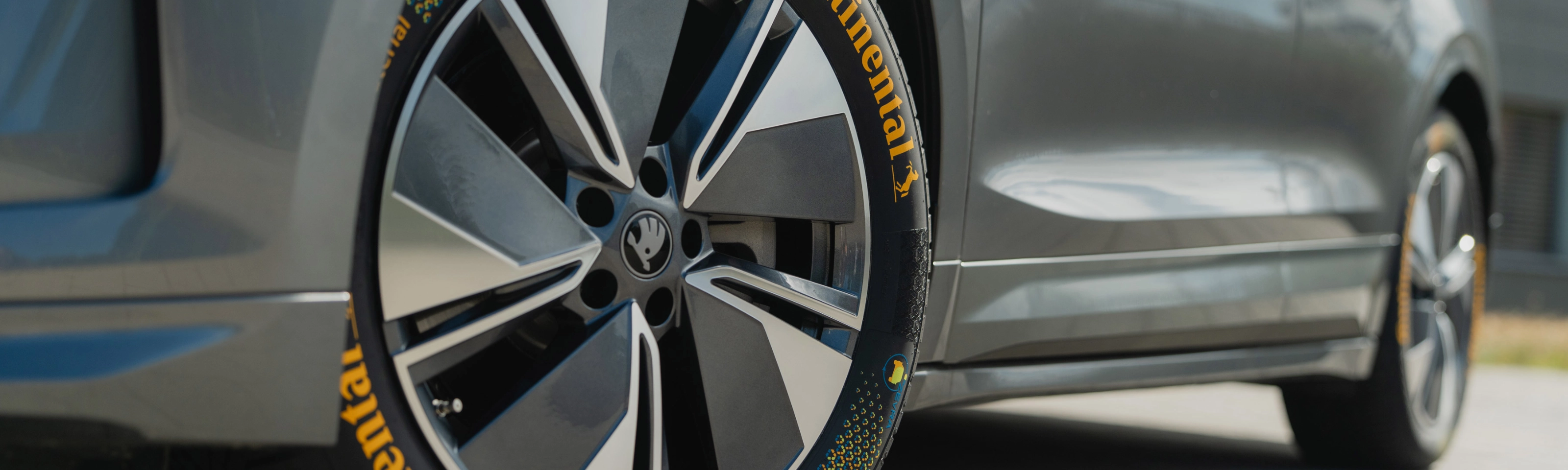 Continental Reifen mit farbigen Markierungen an einem Auto.