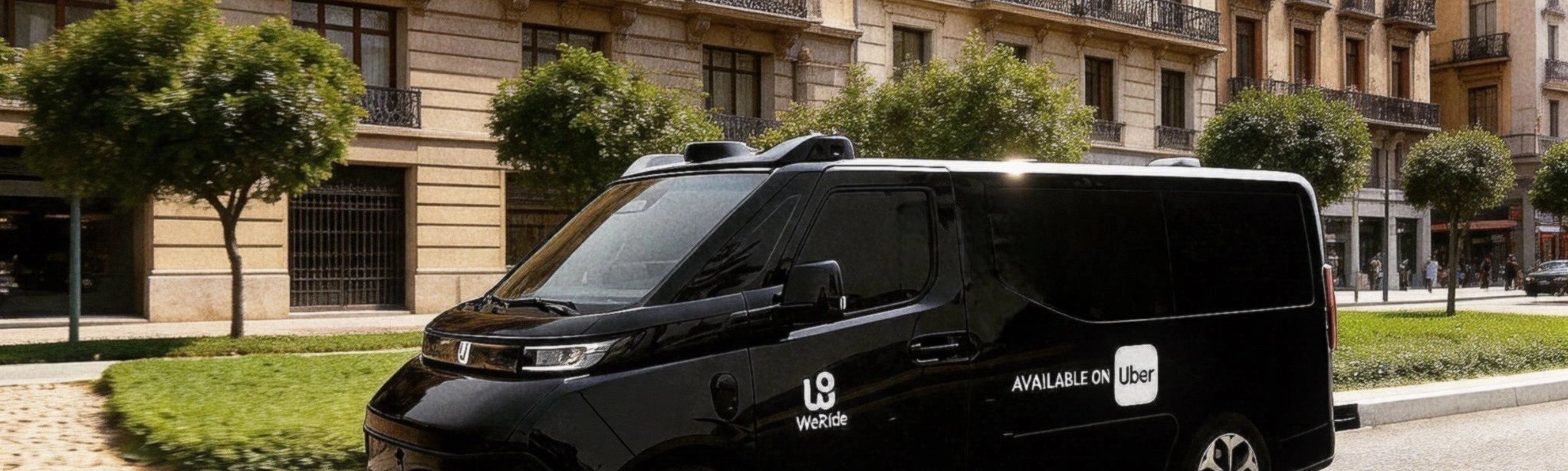 Schwarzer WeRide Van, verfügbar über Uber, fährt durch eine Stadtstraße.