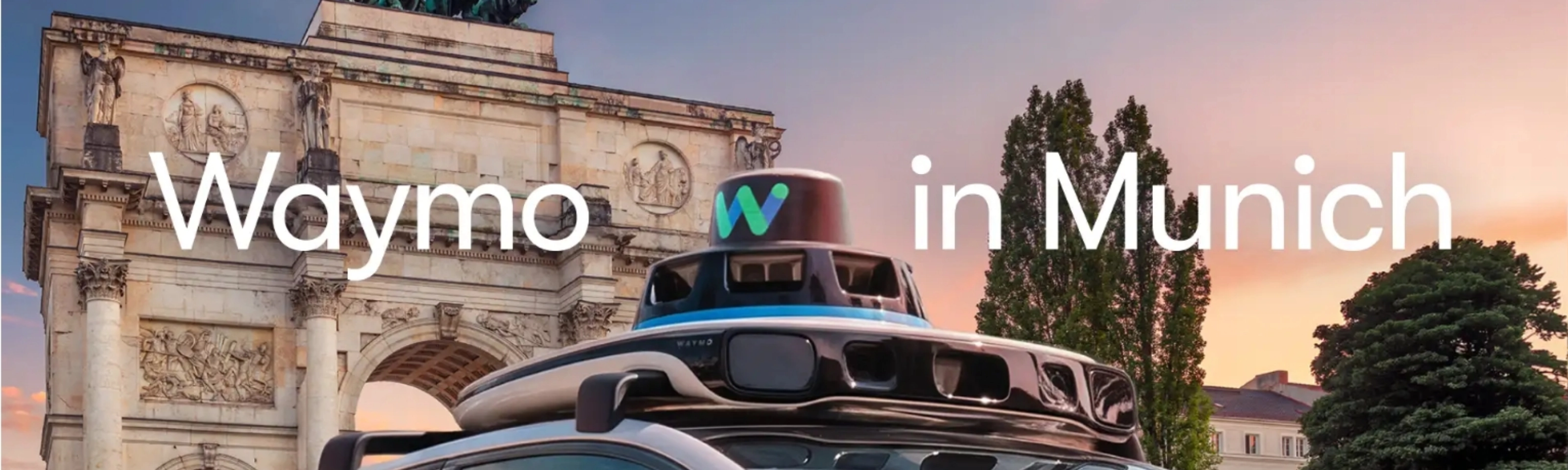 Autonomes Waymo Fahrzeug mit Dachsensoren vor einem Münchner Wahrzeichen.