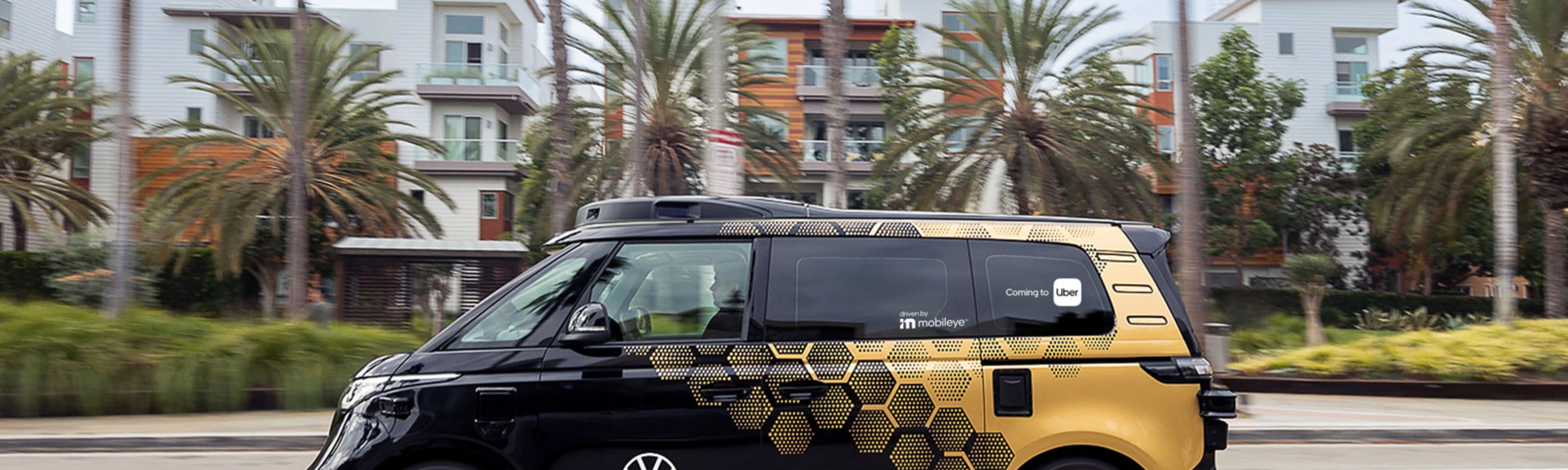 MOIA Elektro Shuttle fährt auf einer Straße mit Palmen