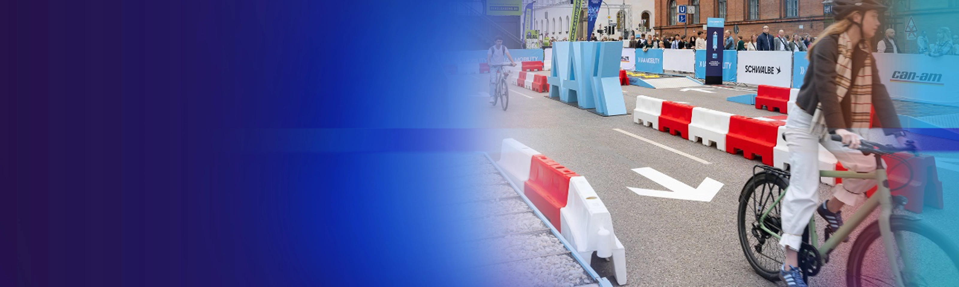 Werbebanner mit Radfahrer auf einem Testparcours im Freien.