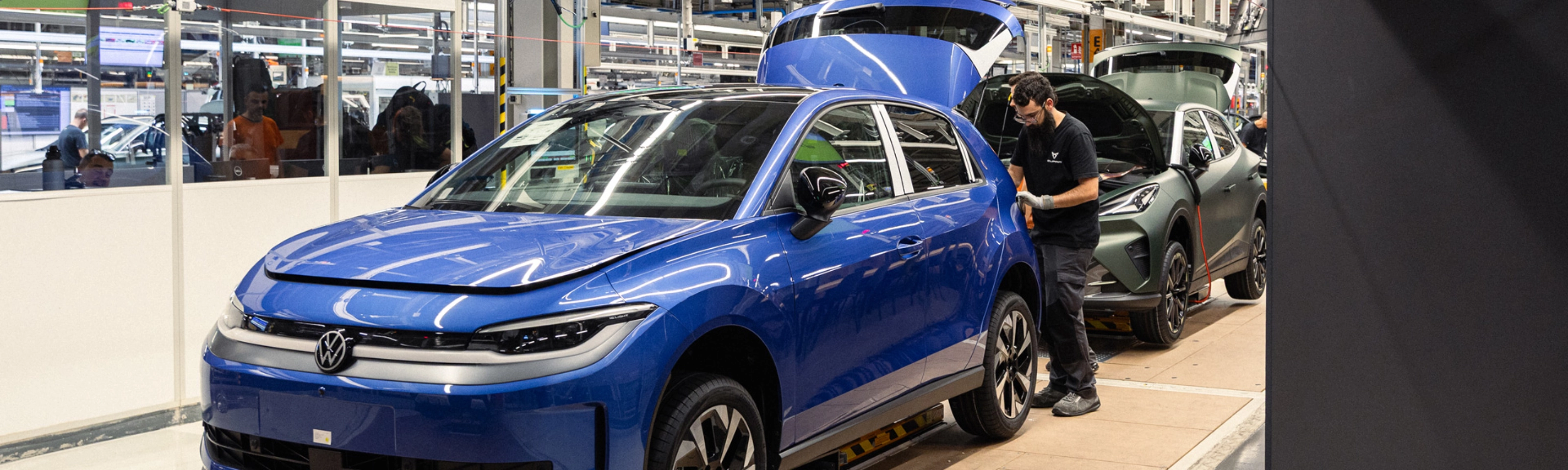 Volkswagen Fahrzeuge in automatisierter Fertigung im Werk.