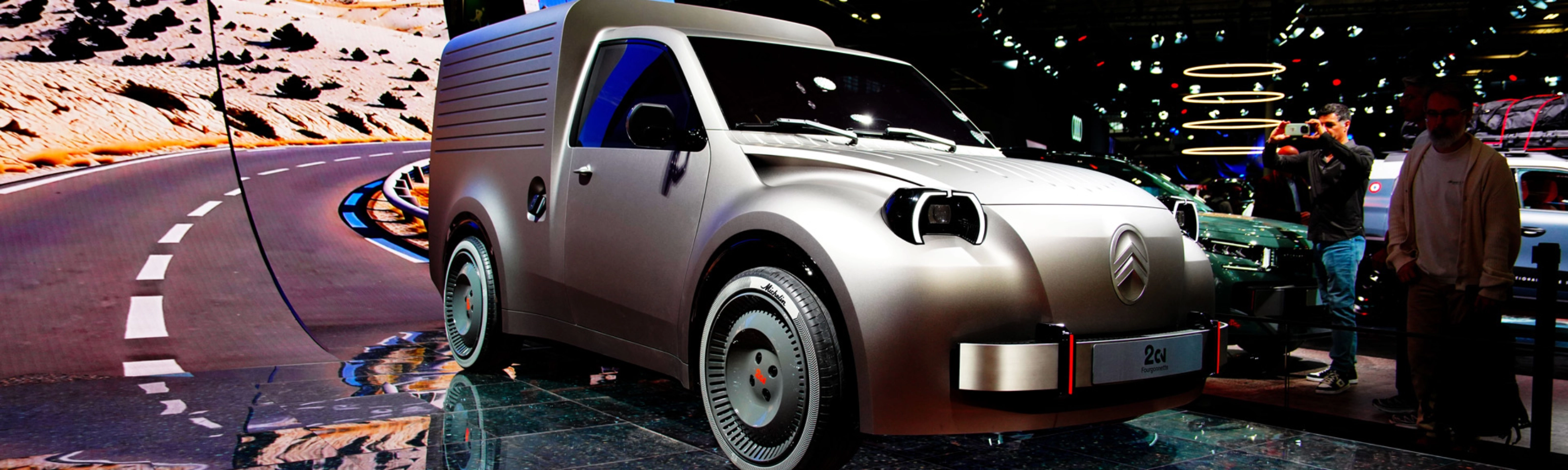 Citroën-Konzeptauto auf dem Pariser Autosalon mit Besuchern und einer Wüstenkulisse.