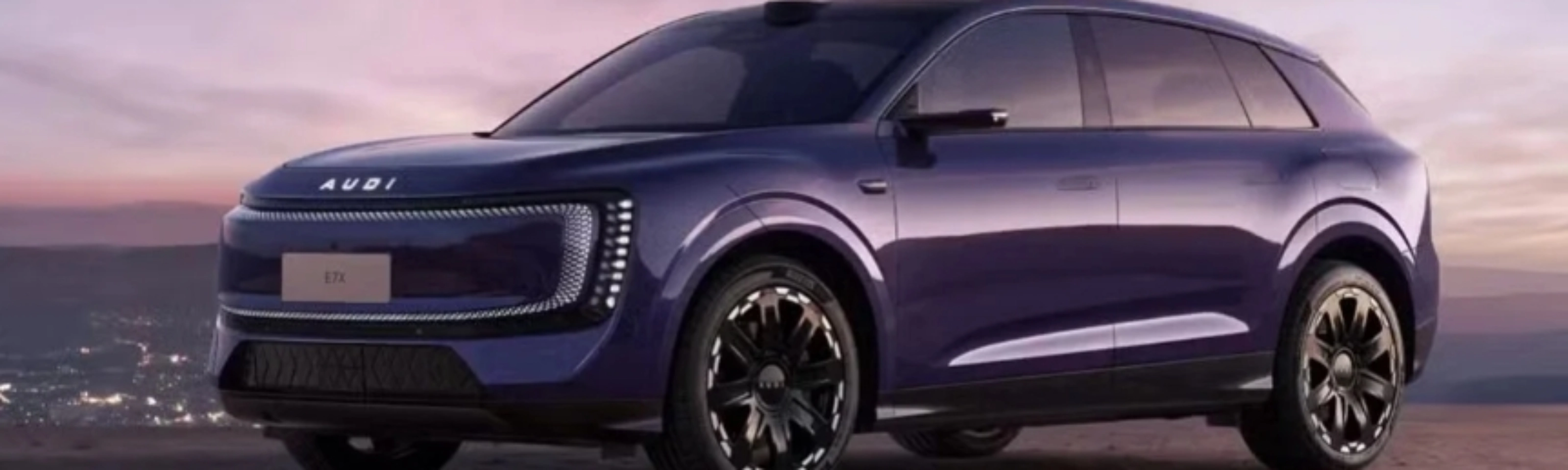Violetter AUDI-SUV steht vor einer Küstenlandschaft.