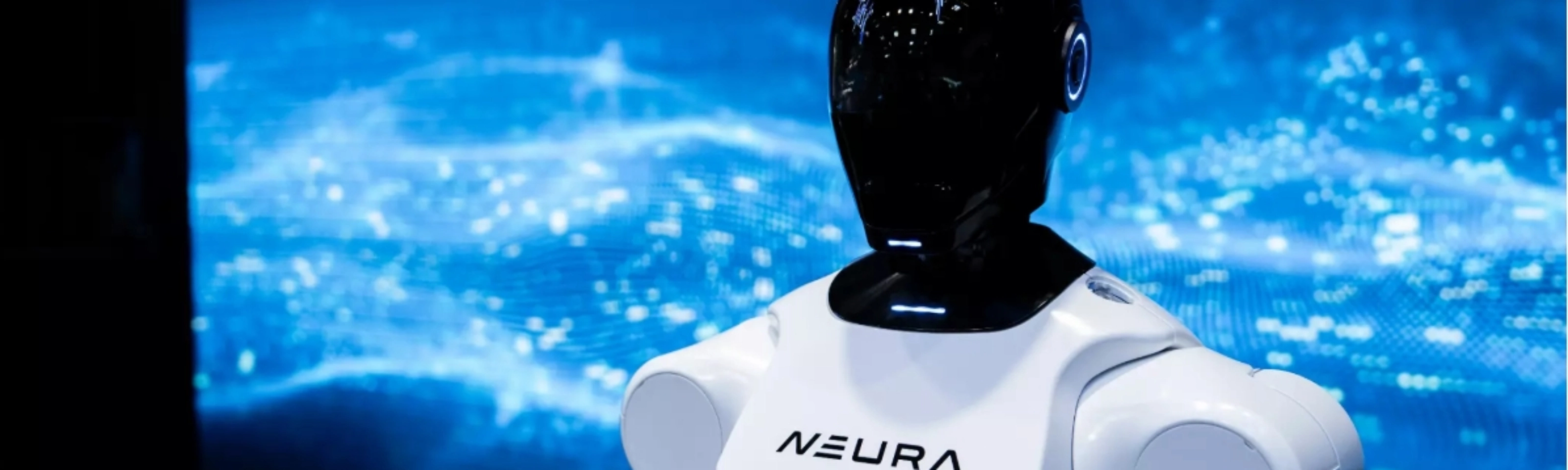 Humanoider Roboter mit schwarzem Kopf und weißem Körper vor NEURA-Logo und digitalem Hintergrund.