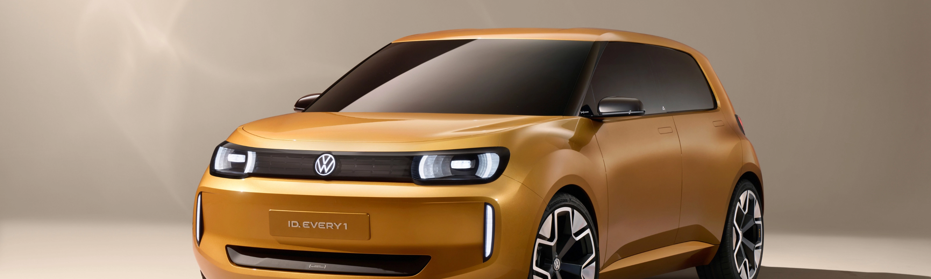 Volkswagen ID.2 Konzeptfahrzeug in Gelb, von vorn links im Studio gezeigt.