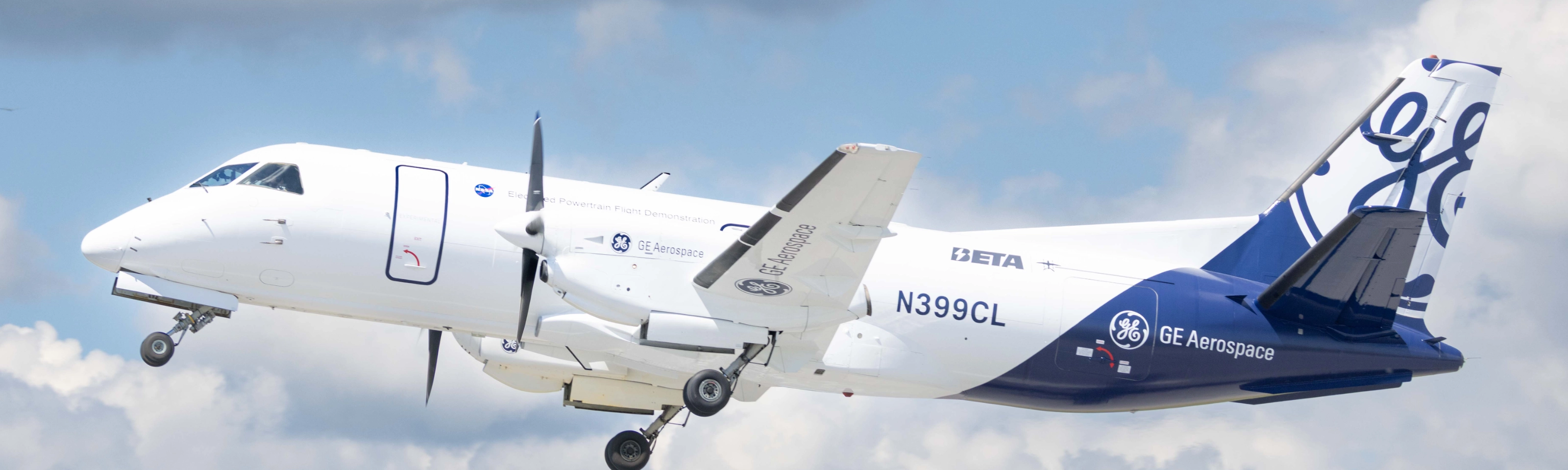 Elektroflugzeug von GE Aerospace im Flug mit ausgefahrenem Fahrwerk