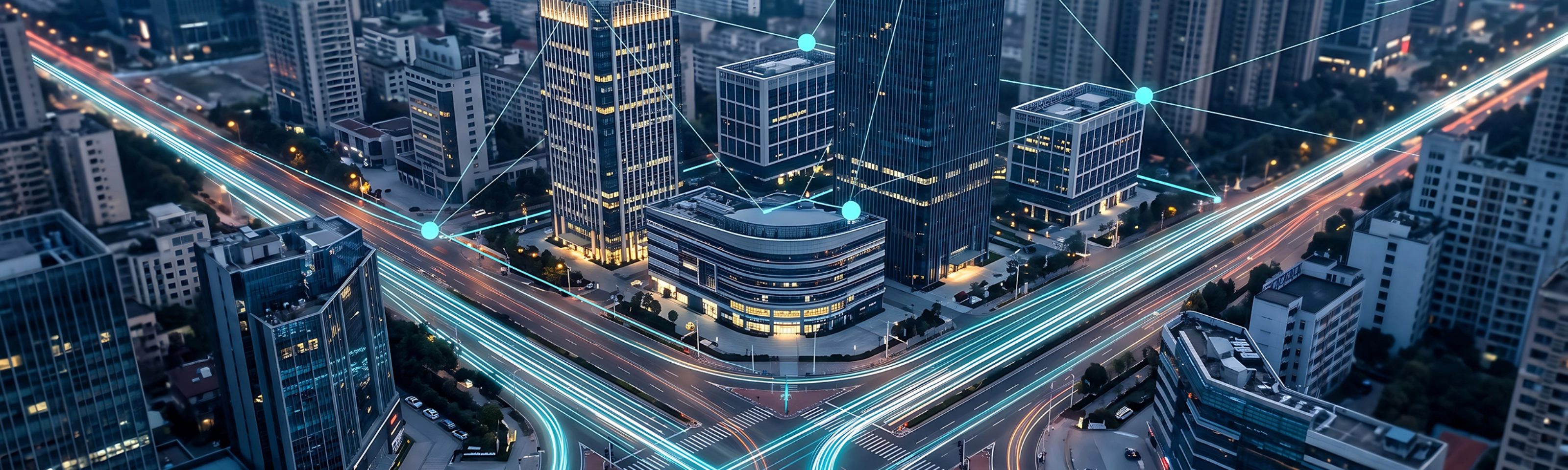 Smart City mit vernetzten Hochhäusern, digitalen Netzwerken und beleuchteten Verkehrswegen.