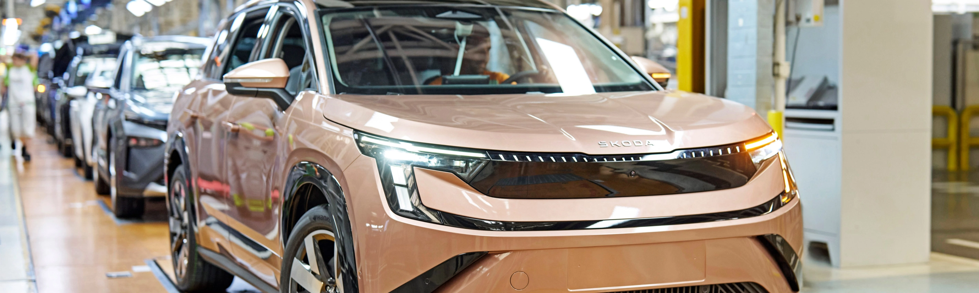 Škoda-Fahrzeuge auf einer Produktionslinie in einer Autofabrik.