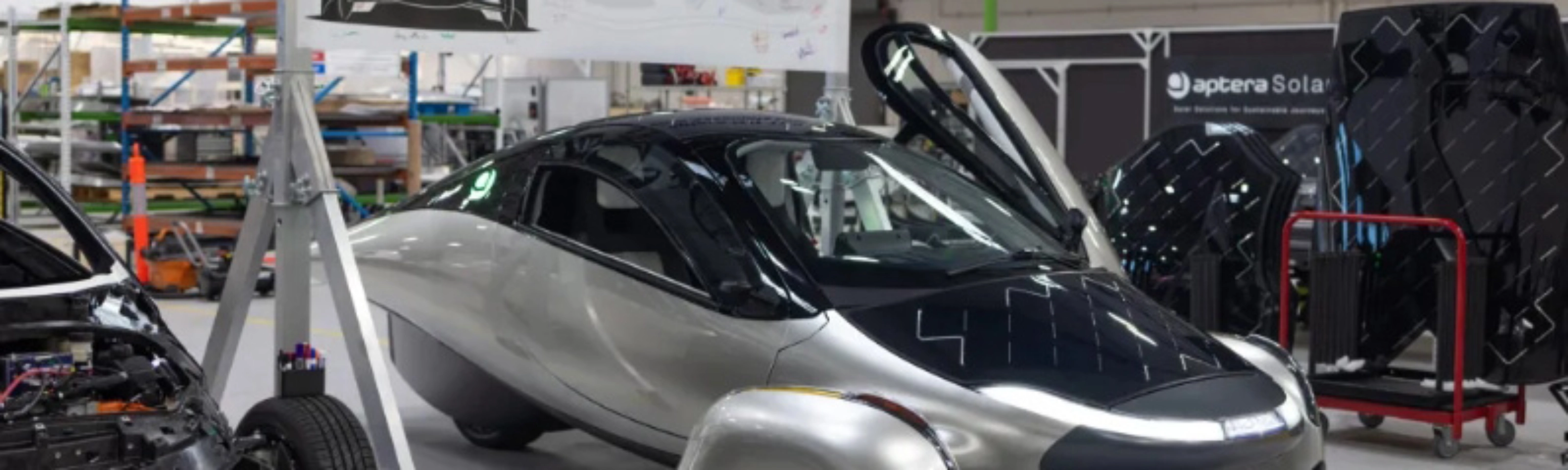 Aptera Solar-Elektrofahrzeug auf einer Montagelinie in einer Fabrik.