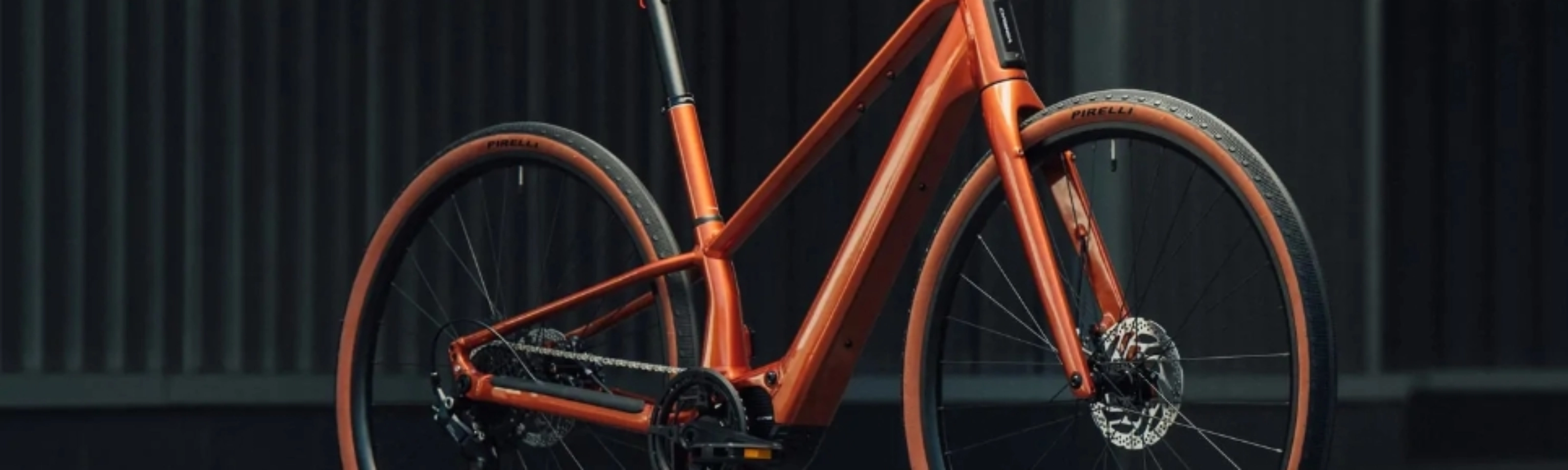 Orbea E-Bike in einer Studioumgebung präsentiert.