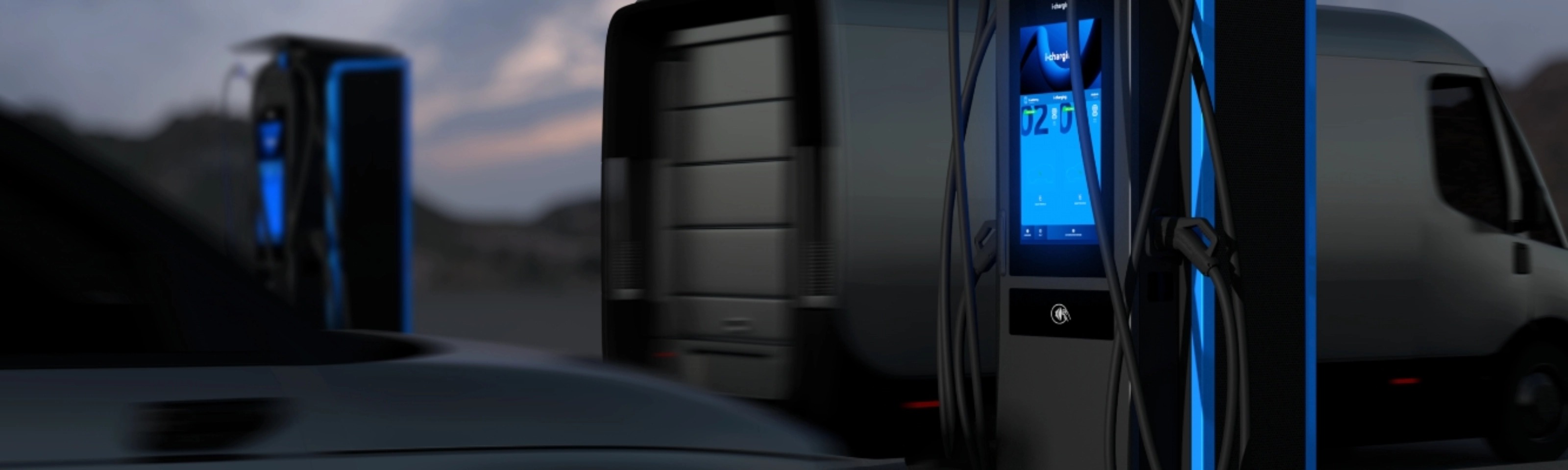Ladesäule am Straßenrand mit vorbeifahrenden Autos und Transporter.