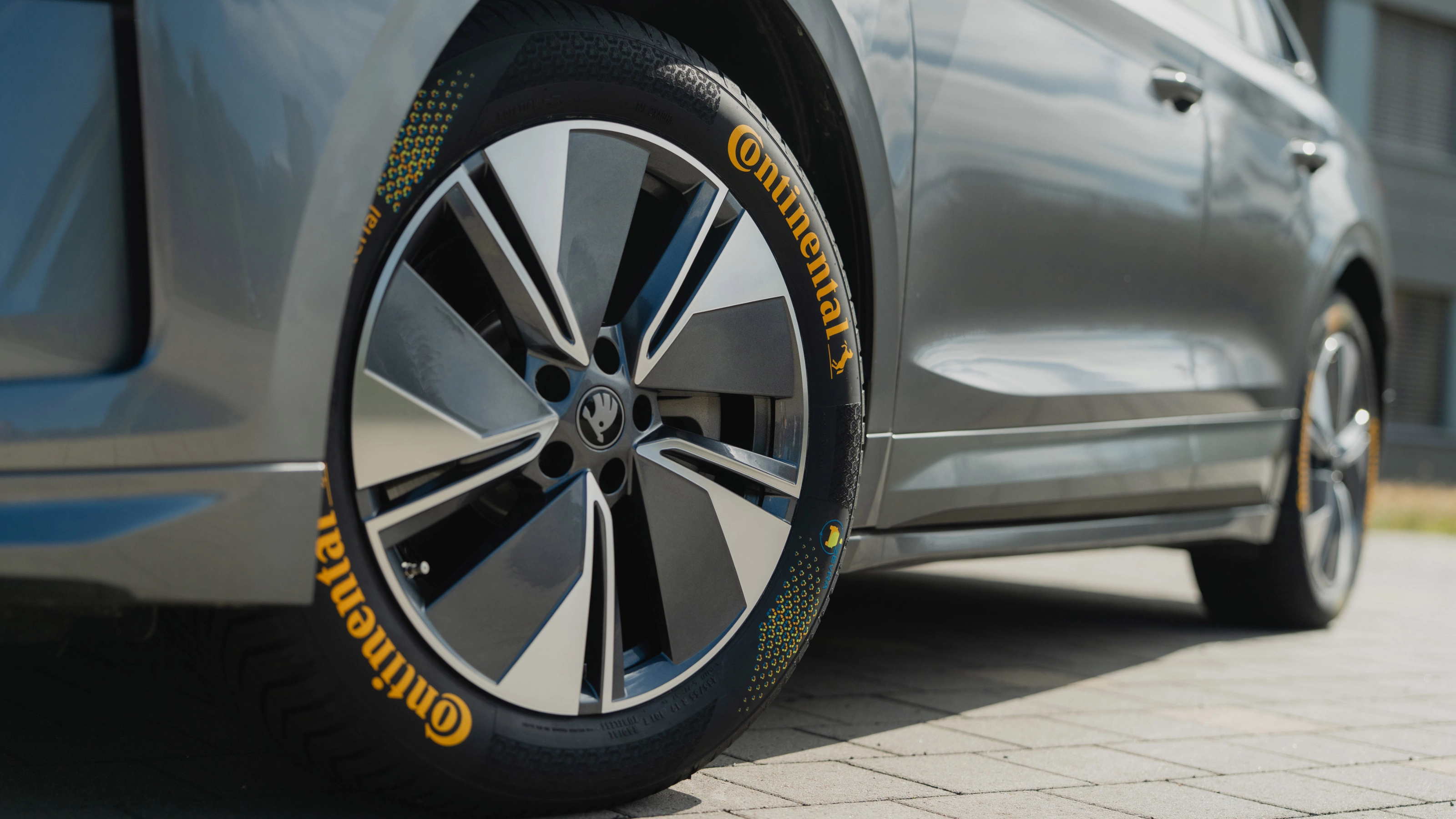 Continental Reifen mit farbigen Markierungen an einem Auto.
