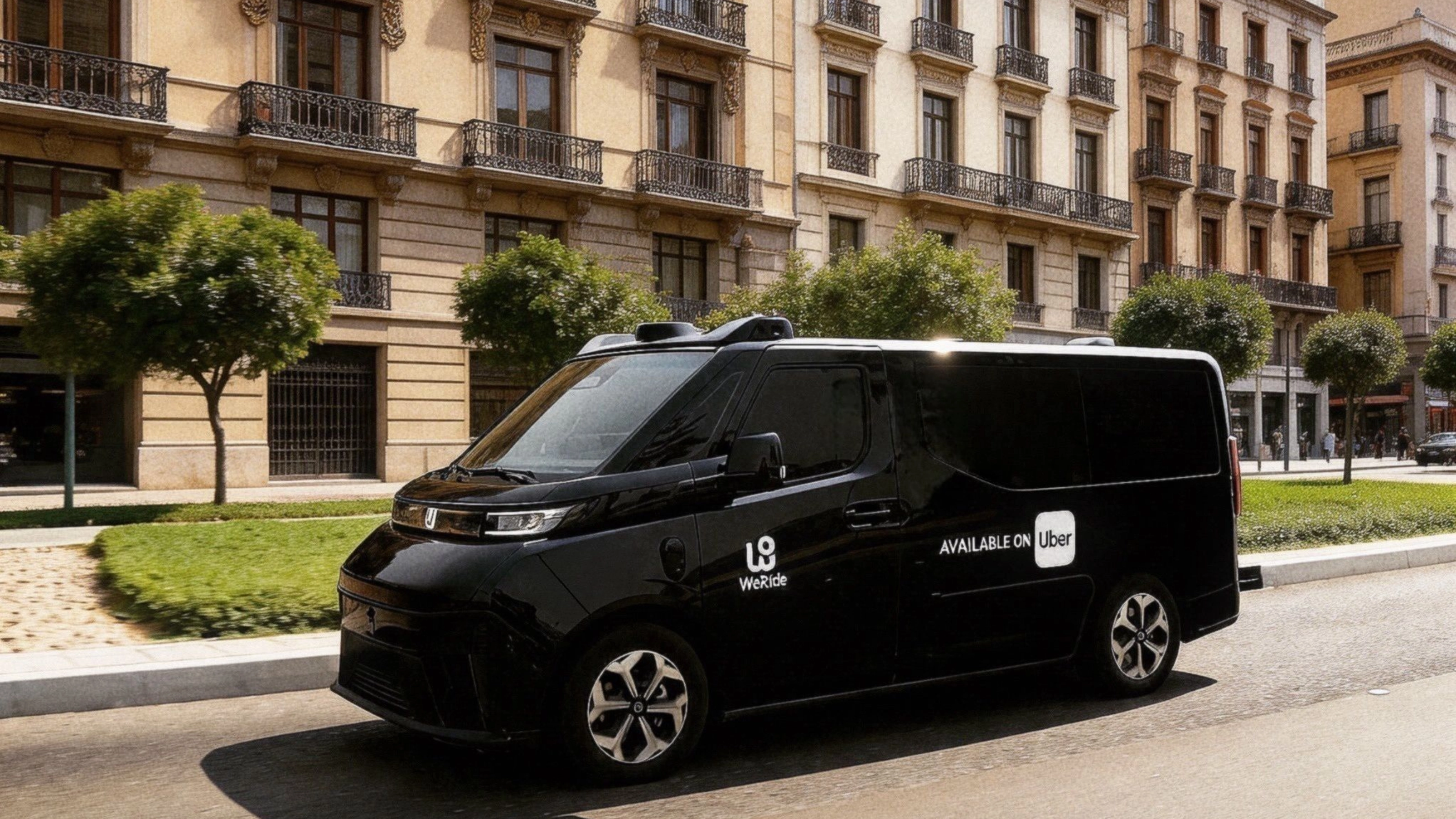 Schwarzer WeRide Van, verfügbar über Uber, fährt durch eine Stadtstraße.