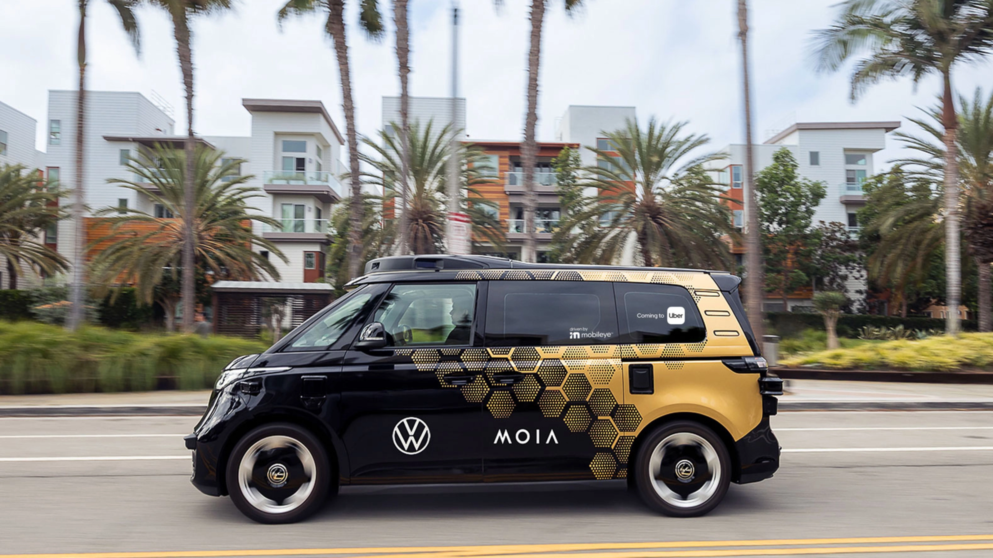 MOIA Elektro Shuttle fährt auf einer Straße mit Palmen