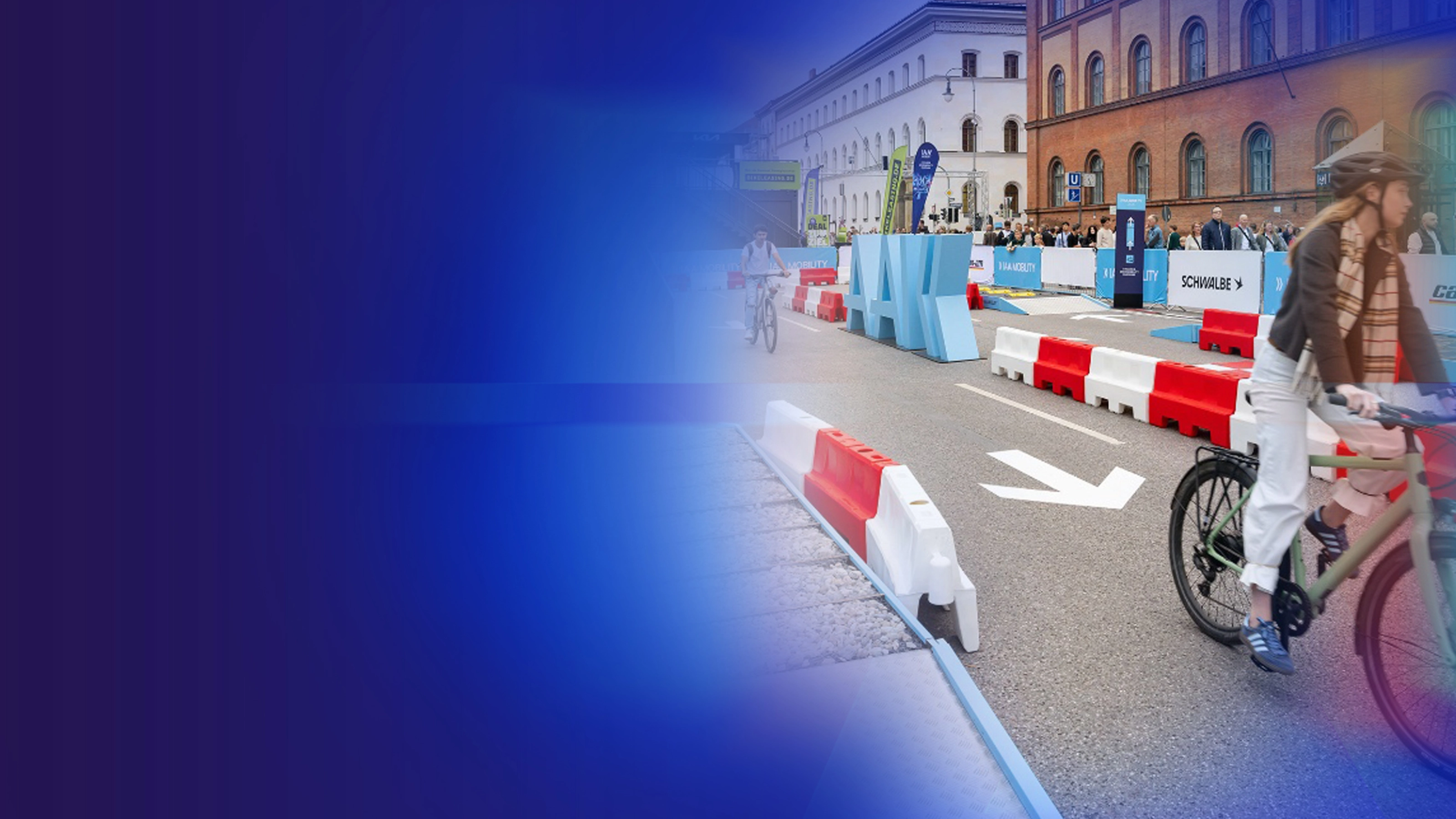 Werbebanner mit Radfahrer auf einem Testparcours im Freien.