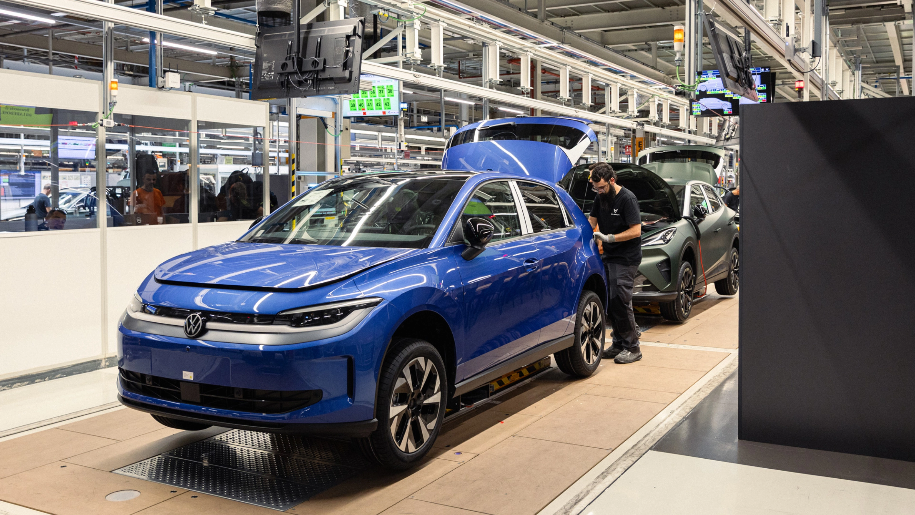 Volkswagen Fahrzeuge in automatisierter Fertigung im Werk.