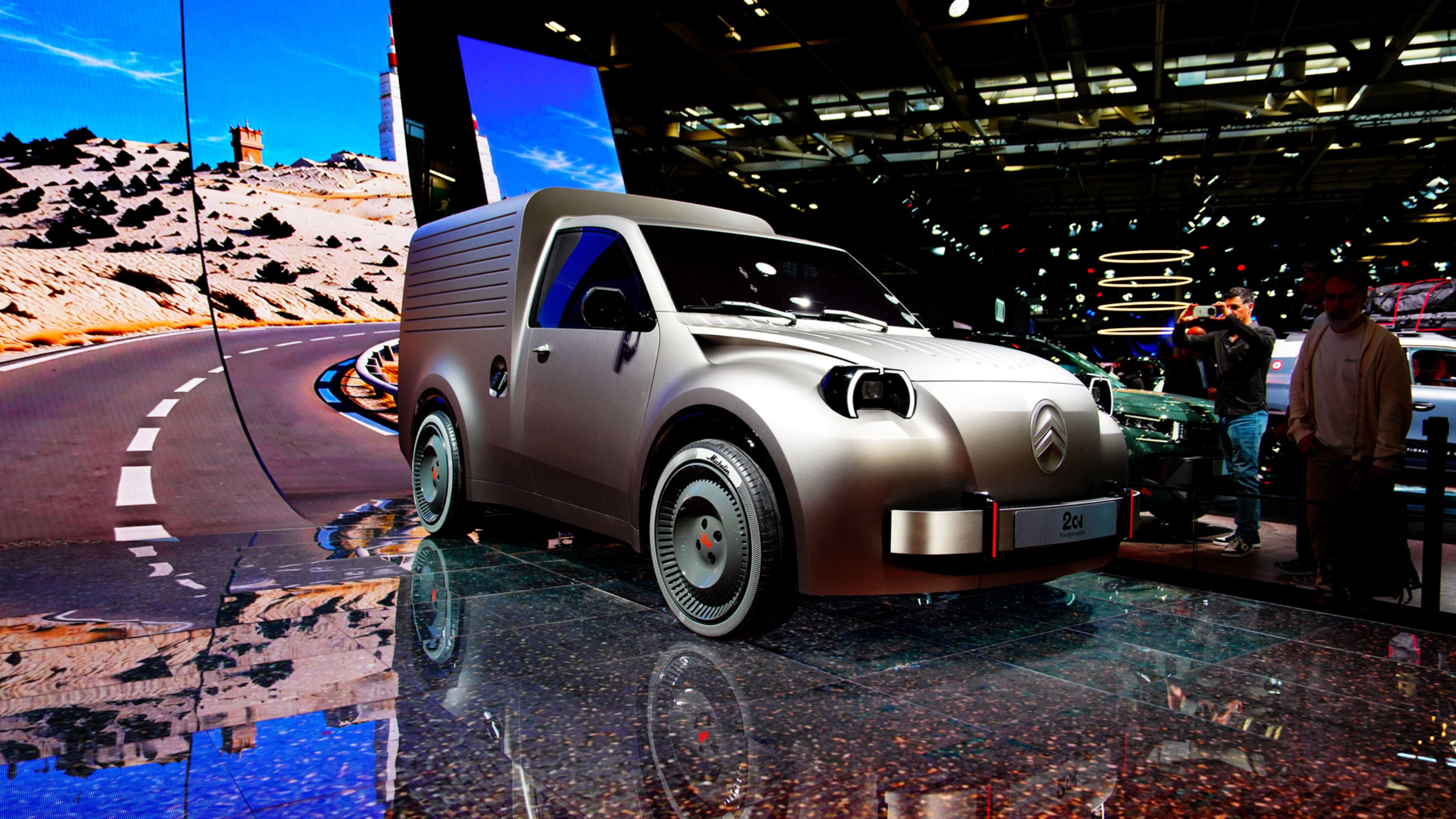 Citroën-Konzeptauto auf dem Pariser Autosalon mit Besuchern und einer Wüstenkulisse.