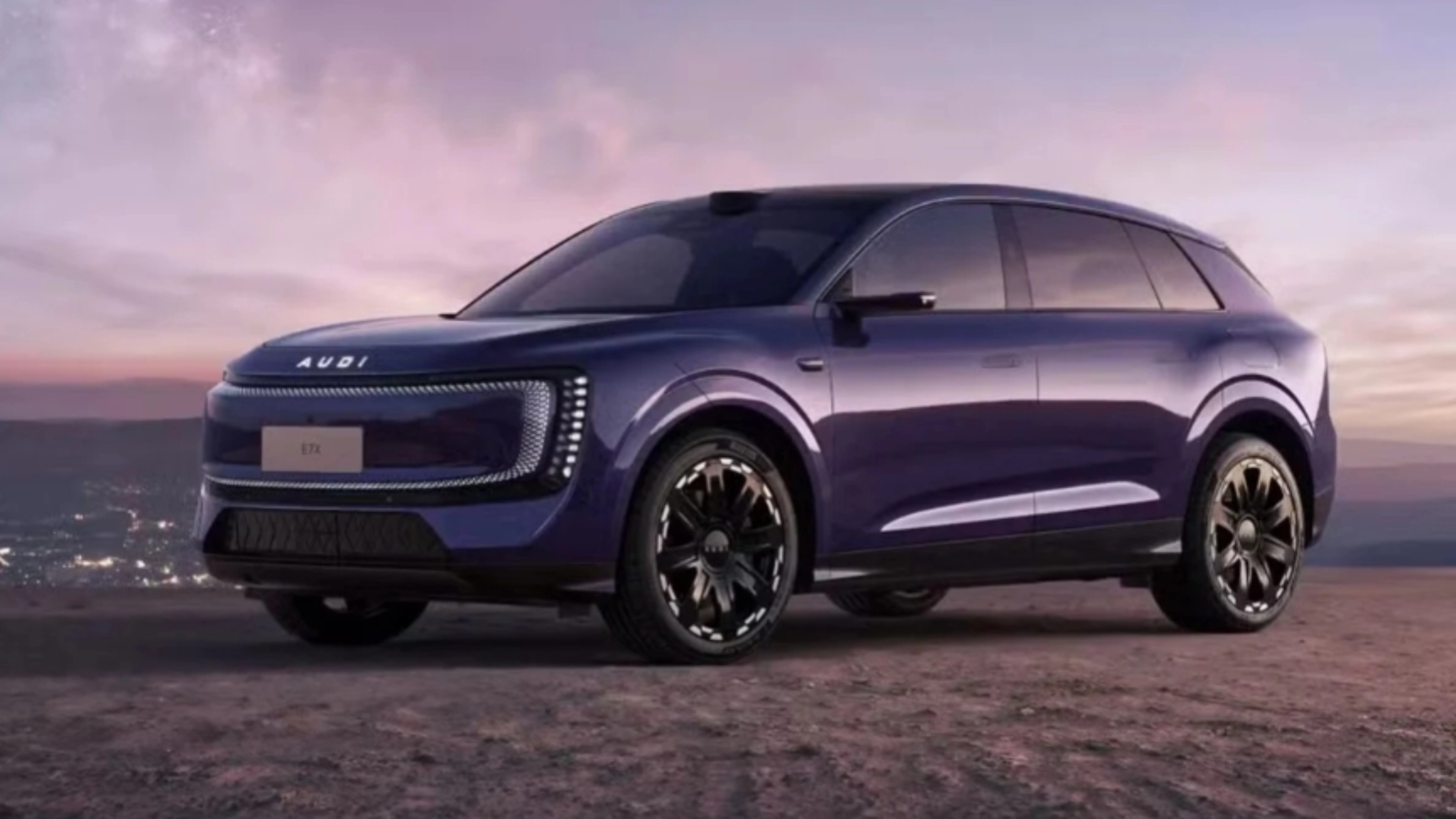 Violetter AUDI-SUV steht vor einer Küstenlandschaft.