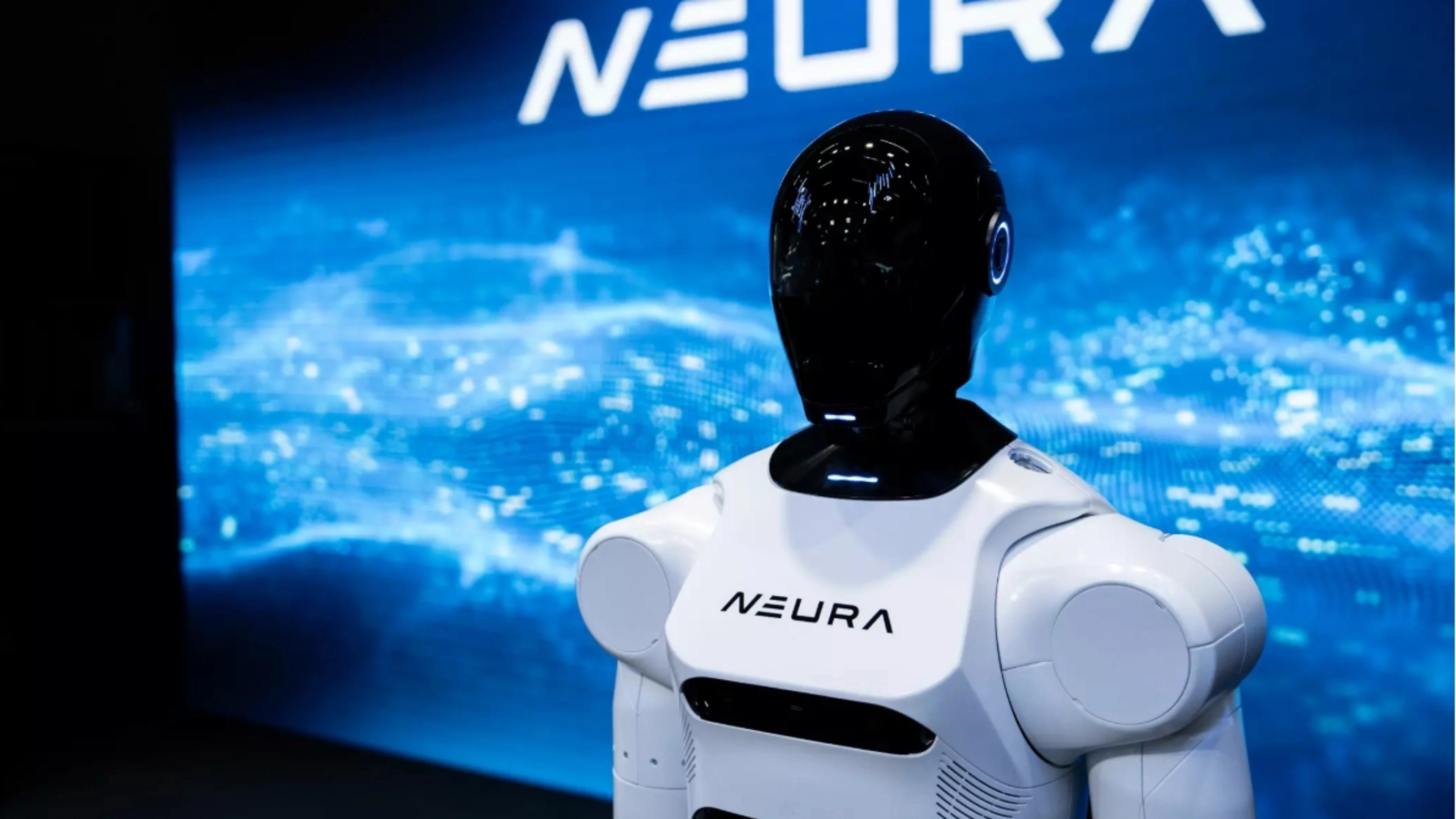 Humanoider Roboter mit schwarzem Kopf und weißem Körper vor NEURA-Logo und digitalem Hintergrund.
