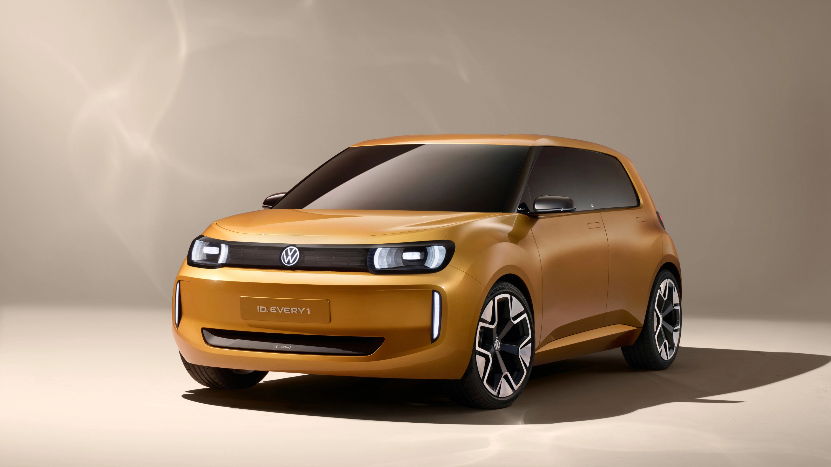 Volkswagen ID.2 Konzeptfahrzeug in Gelb, von vorn links im Studio gezeigt.