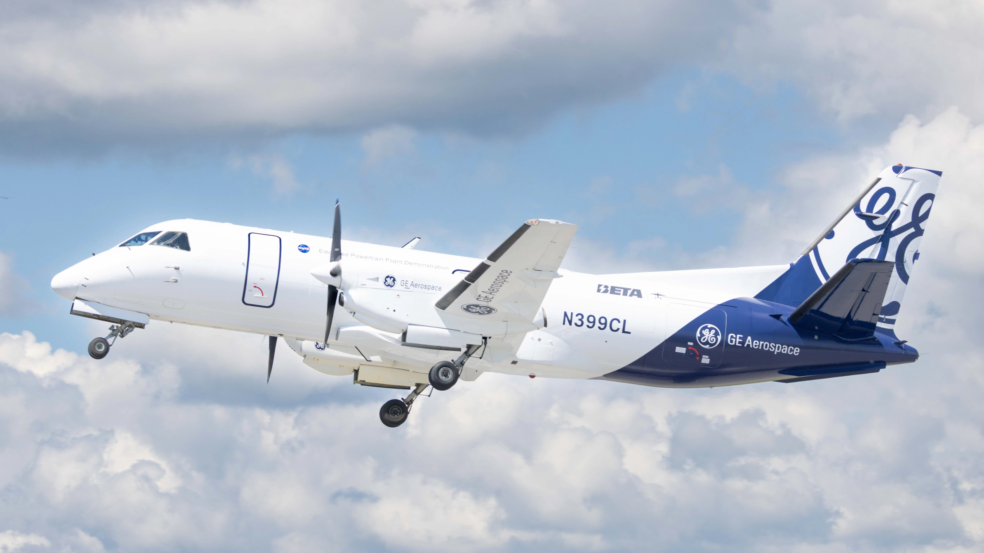 Elektroflugzeug von GE Aerospace im Flug mit ausgefahrenem Fahrwerk