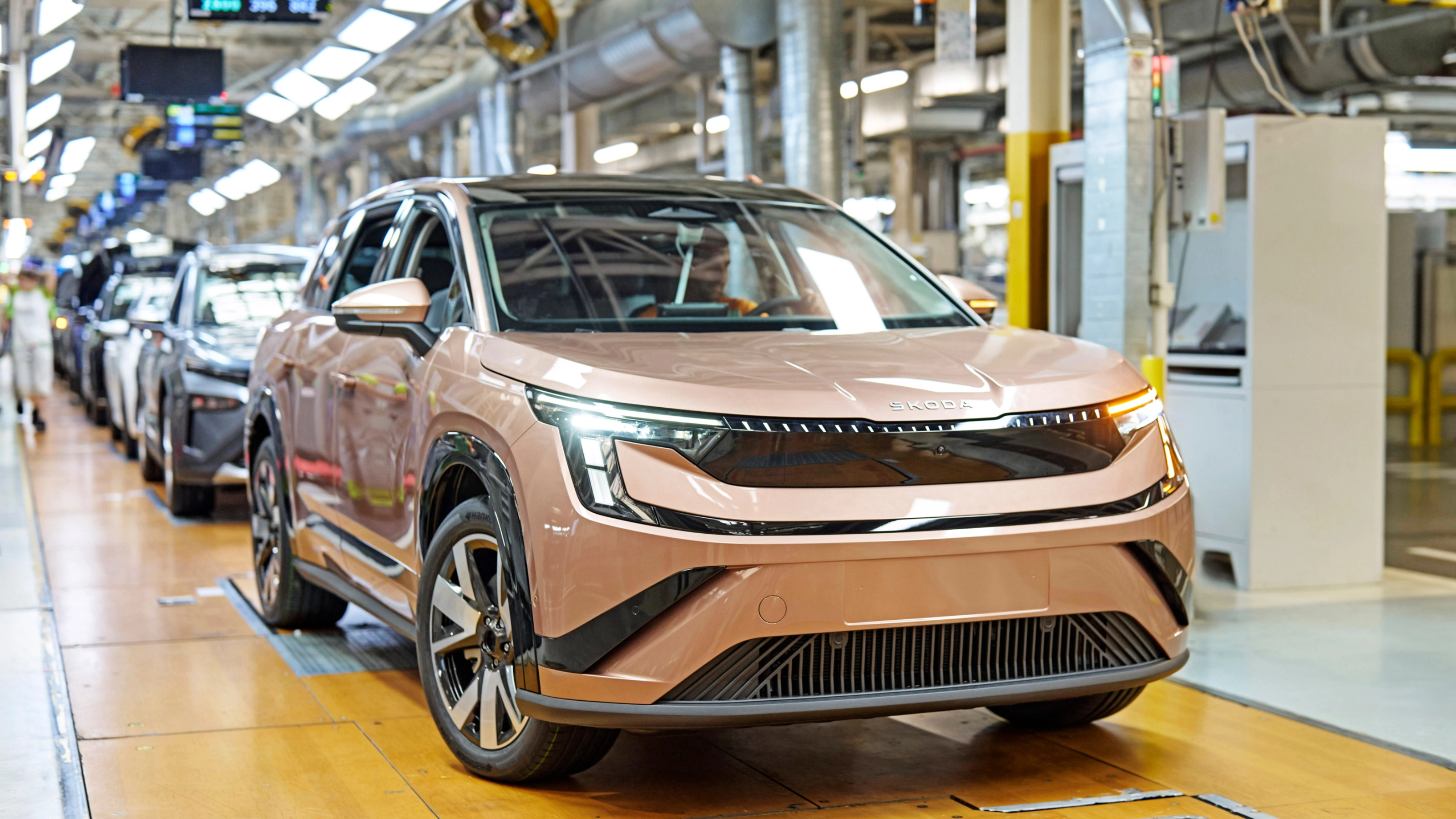Škoda-Fahrzeuge auf einer Produktionslinie in einer Autofabrik.