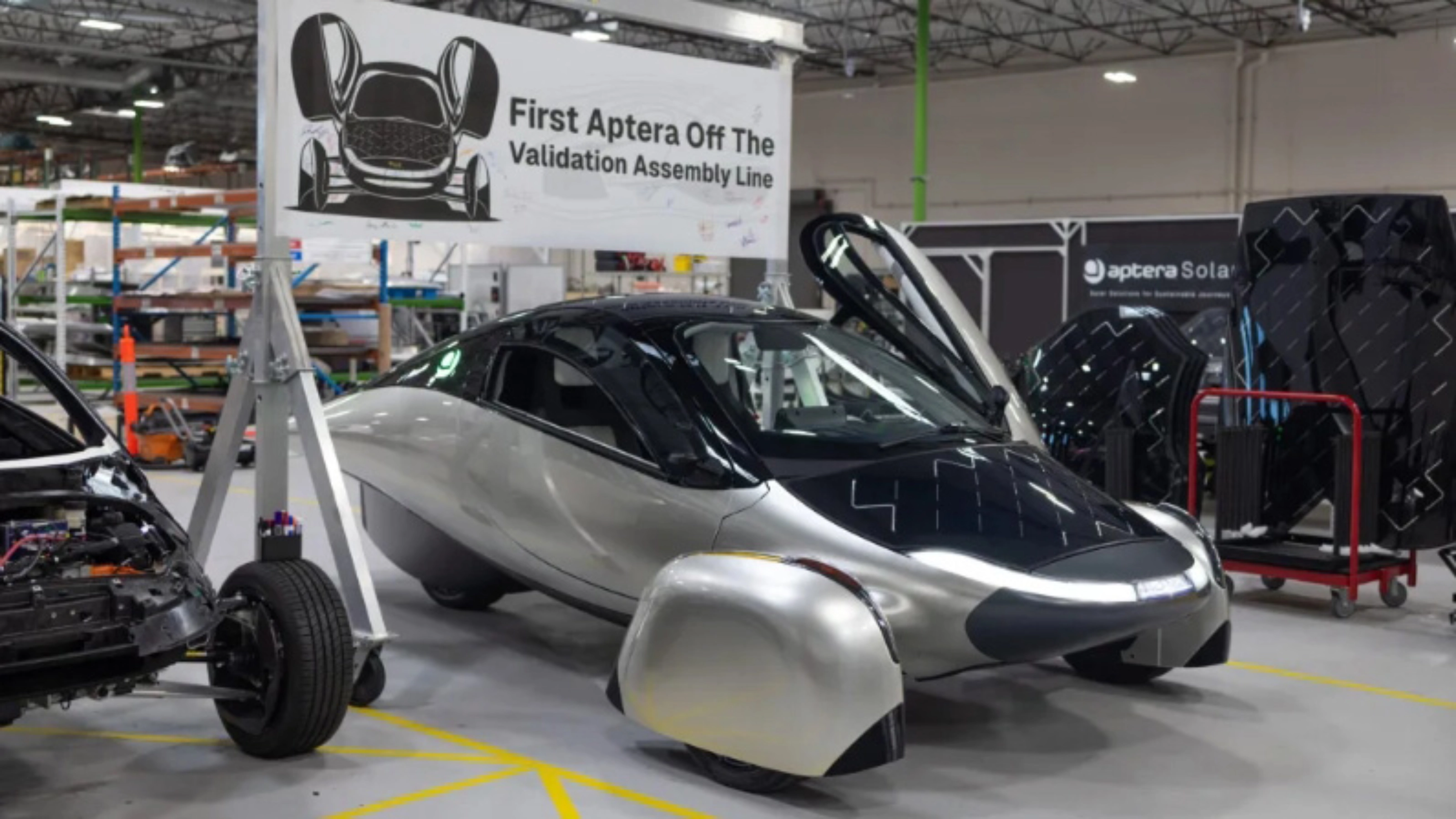 Aptera Solar-Elektrofahrzeug auf einer Montagelinie in einer Fabrik.